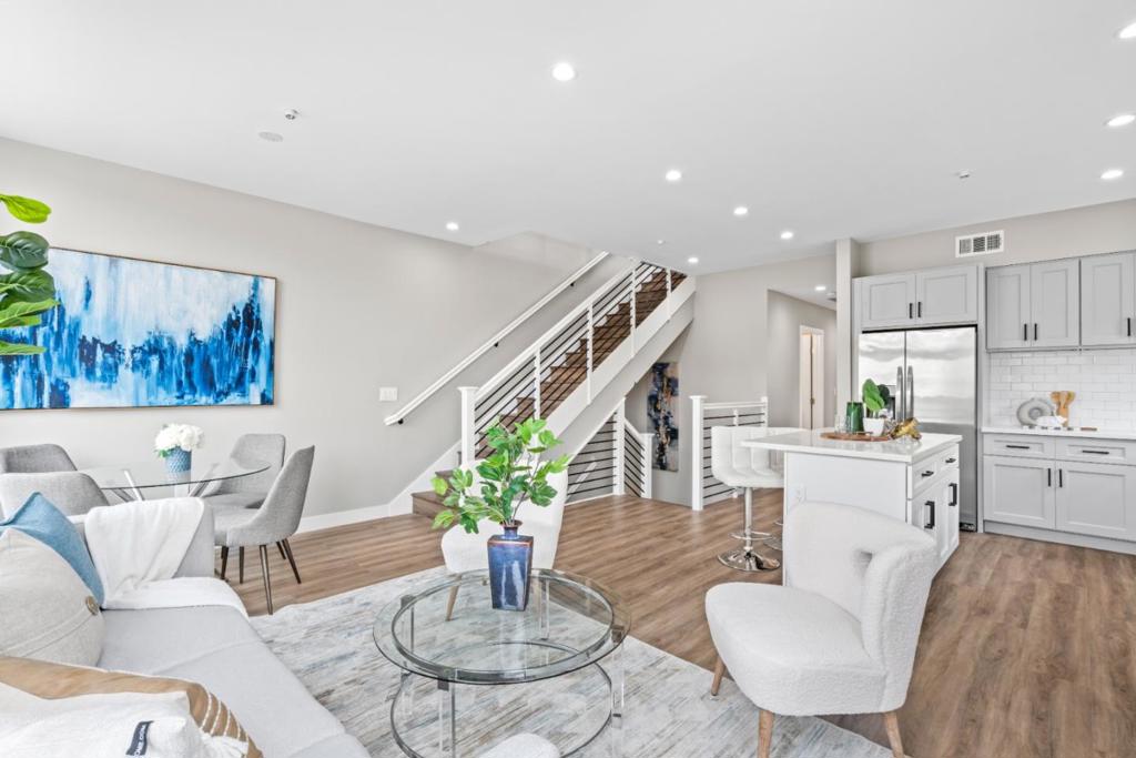 South San Francisco, California, 94080, United States, 4 Bedrooms Bedrooms, ,4 BathroomsBathrooms,Residential,For Sale,2034124