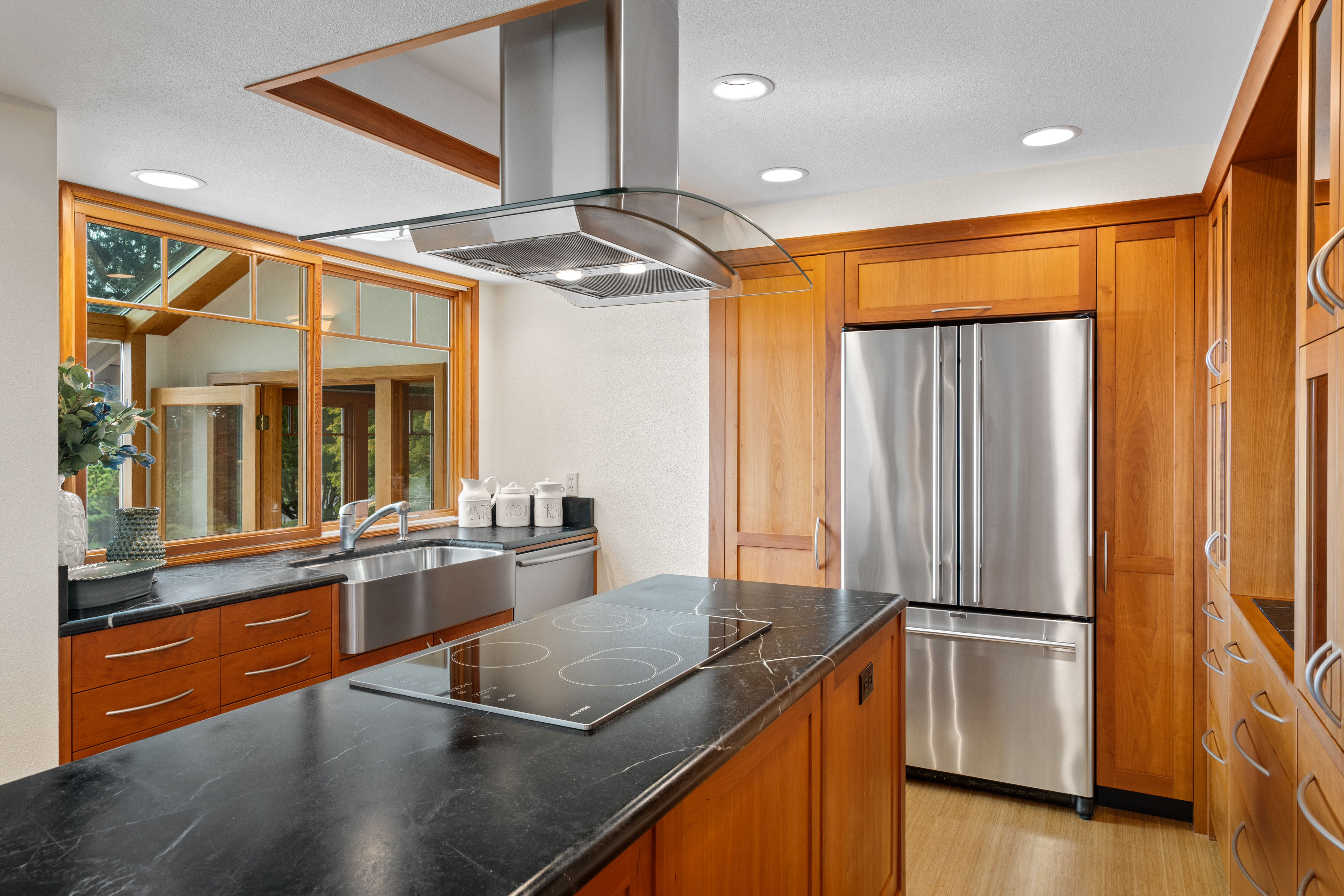  9796 NE Murden Cove Dr, Bainbridge Island, WA 98110 - 物件實景