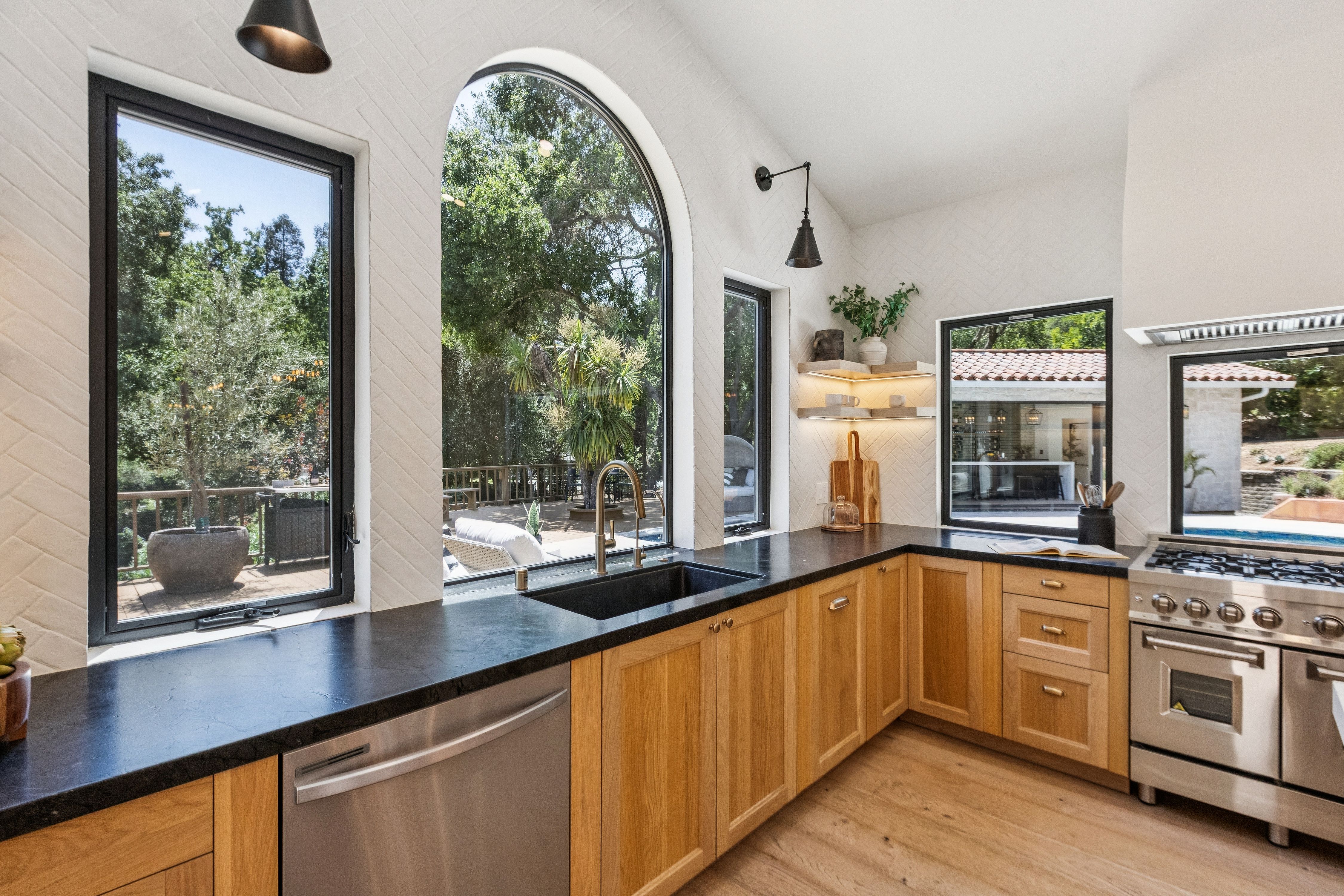  Private Gated Sanctuary With Expansive Outdoor Living - 物件實景