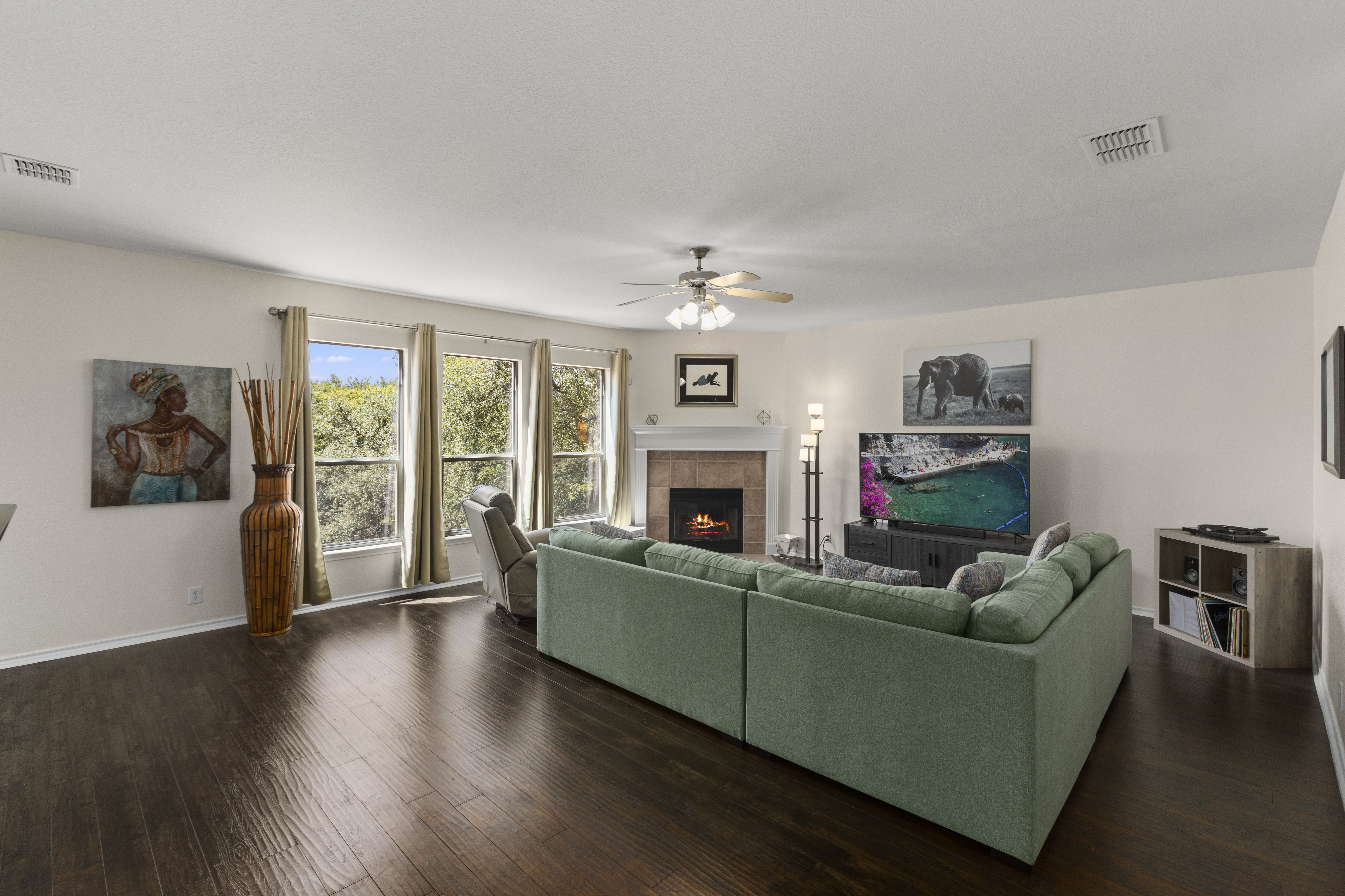  Spacious Home with Greenbelt Views - 物件實景