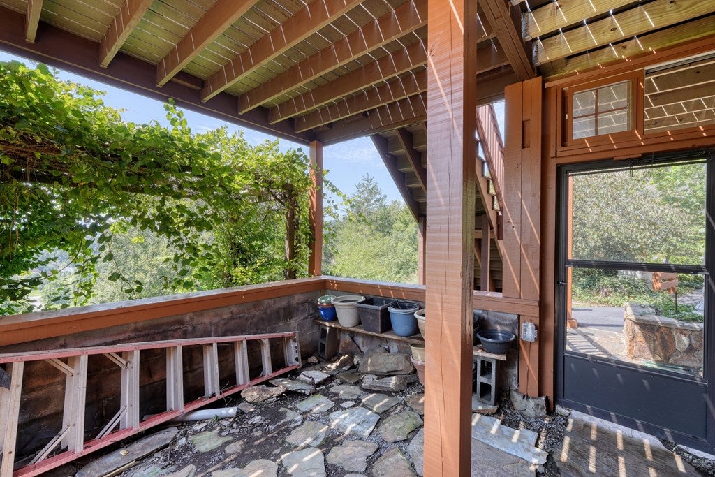 Hayesville, North Carolina, 28904, United States, 3 Bedrooms Bedrooms, ,4 BathroomsBathrooms,Residential,For Sale,1919513