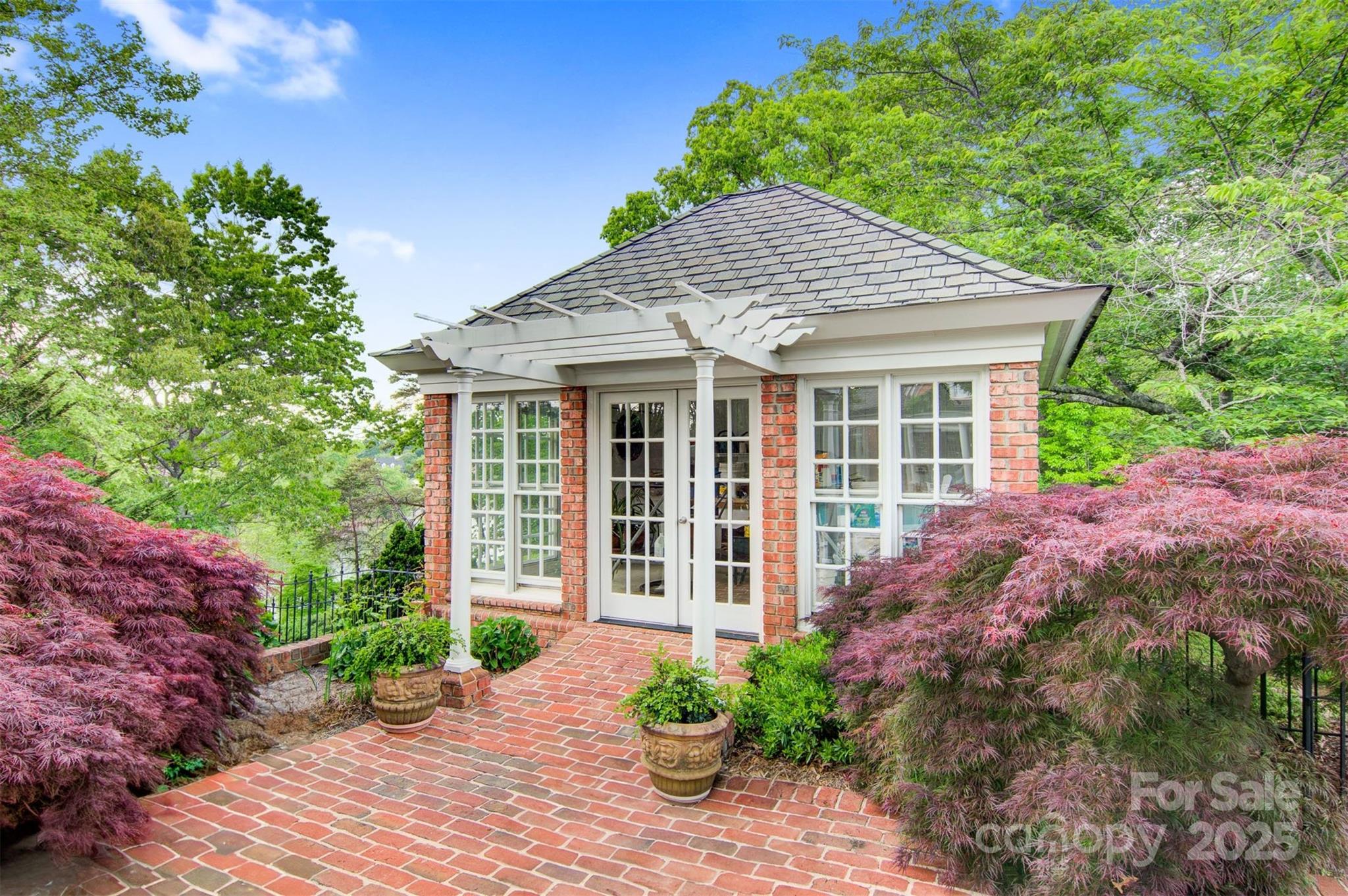 Hickory, North Carolina, 28601, United States, 4 Bedrooms Bedrooms, ,5 BathroomsBathrooms,Residential,For Sale,1942253