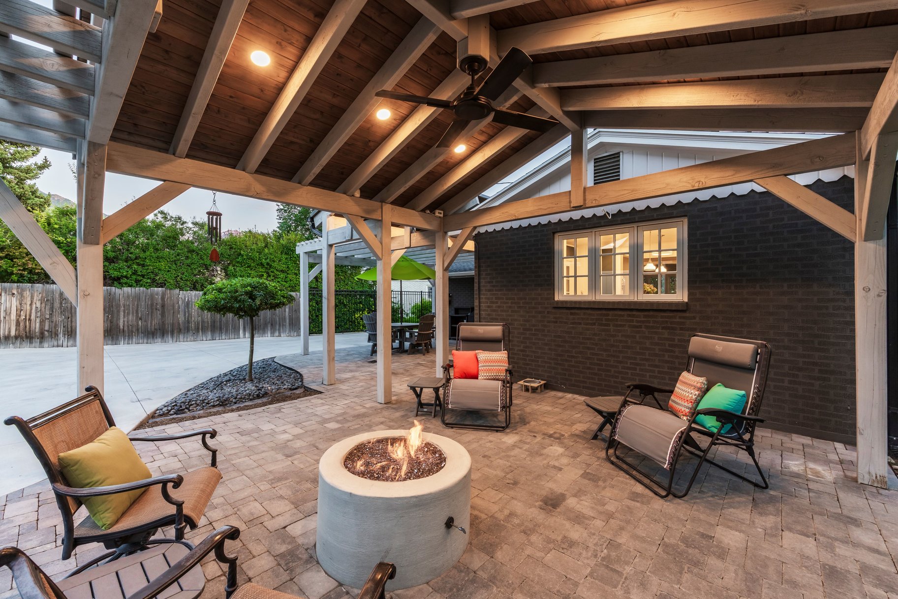  Tastefully Updated Holladay Rambler on .60 acre Manicured Lot - 物件實景
