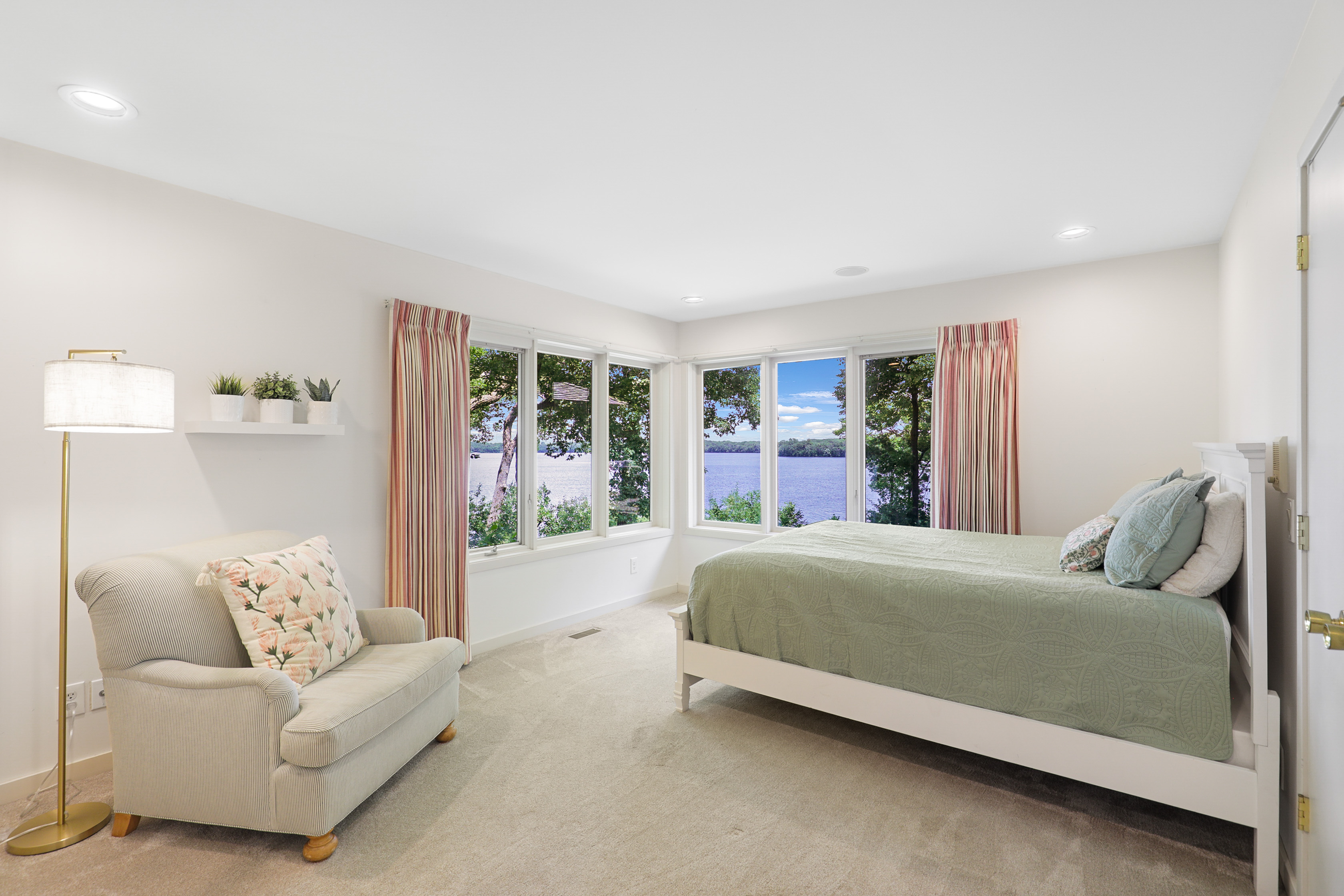  Lakeside Luxury with Timeless Charm and Modern Touches - 物件實景