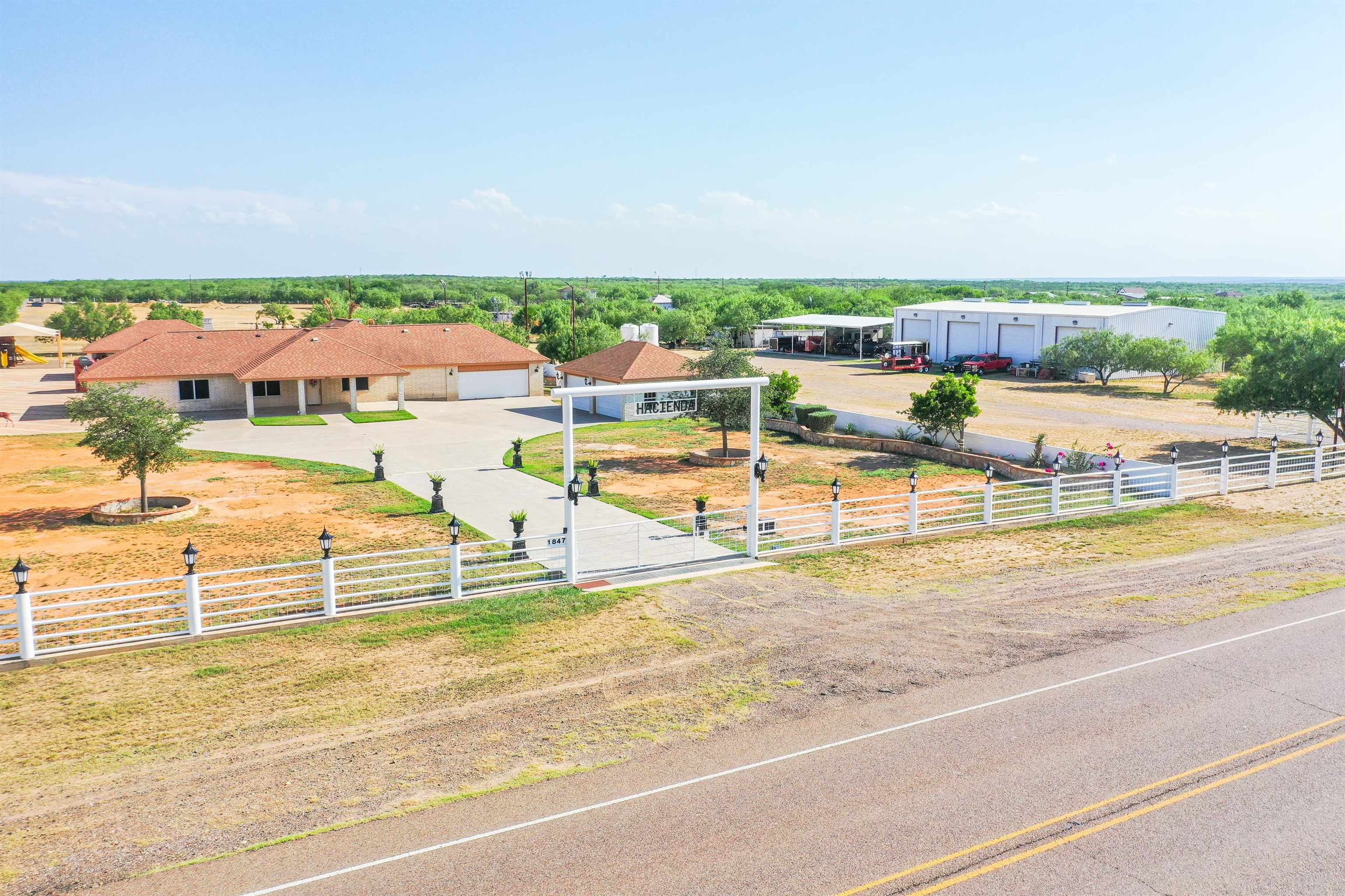 LAREDO, Texas, 78046, United States, 3 Bedrooms Bedrooms, ,4 BathroomsBathrooms,Residential,For Sale,1848774