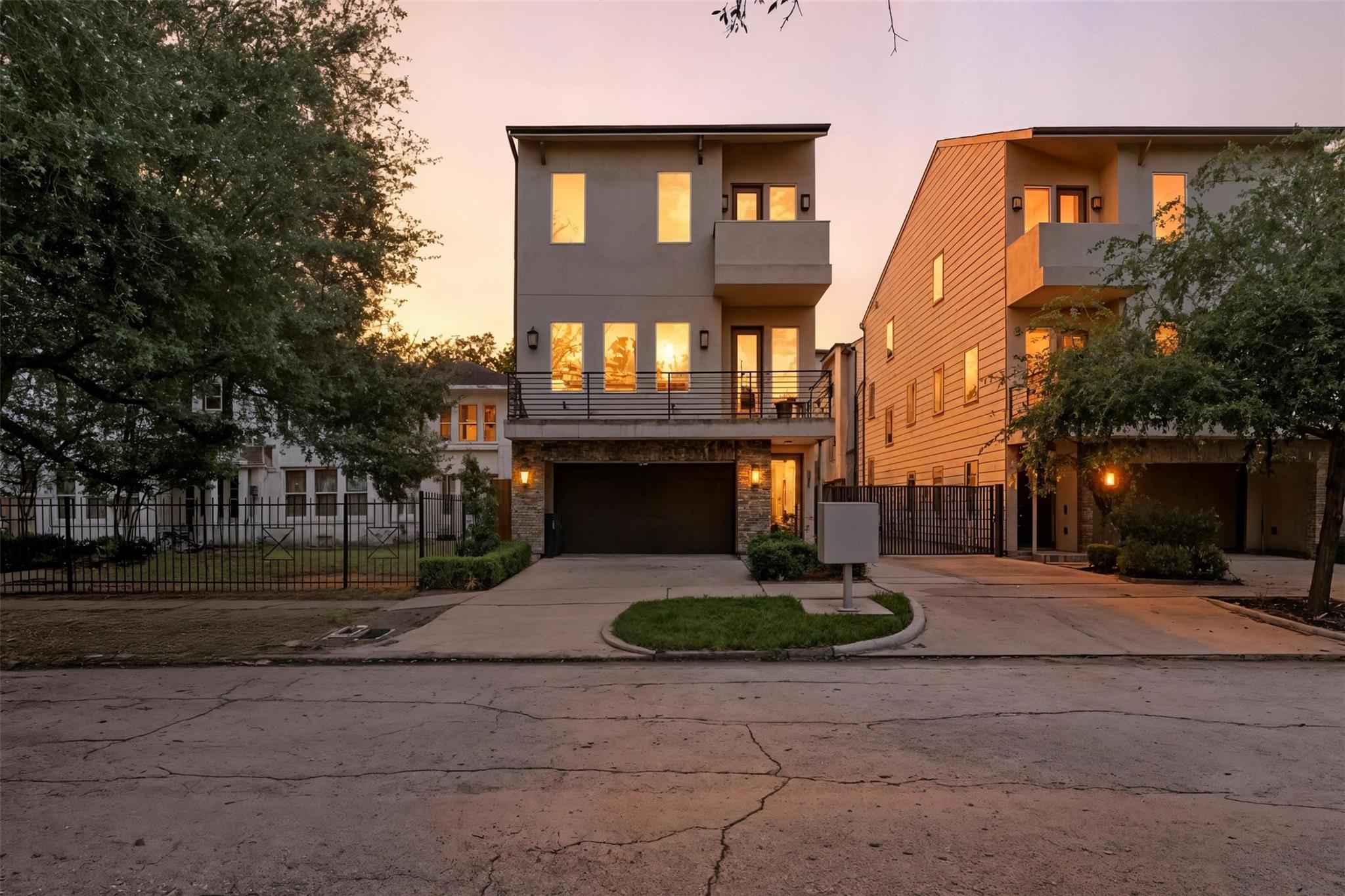 Houston, Texas, 77006, United States, 3 Bedrooms Bedrooms, ,4 BathroomsBathrooms,Residential,For Sale,1977830