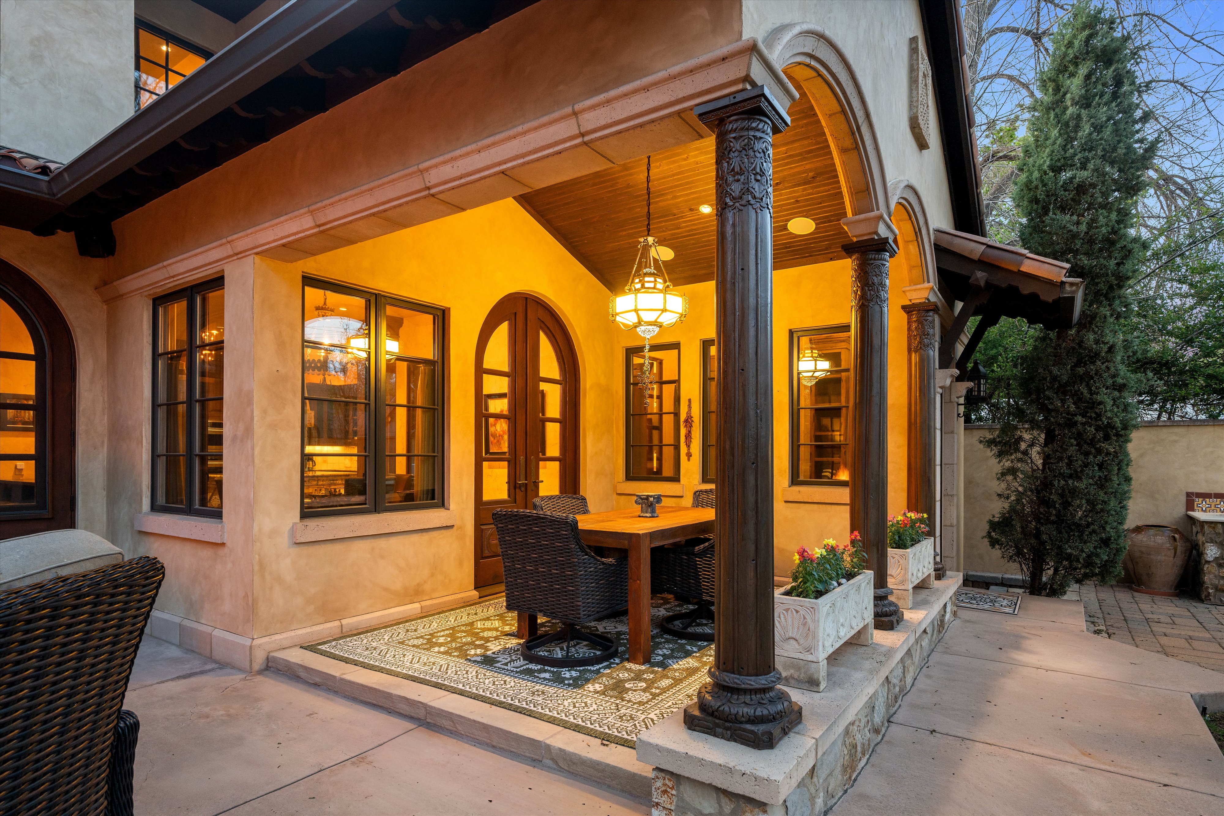  Rare Spanish Colonial Revival Home in One of Observatory Park - 物件實景