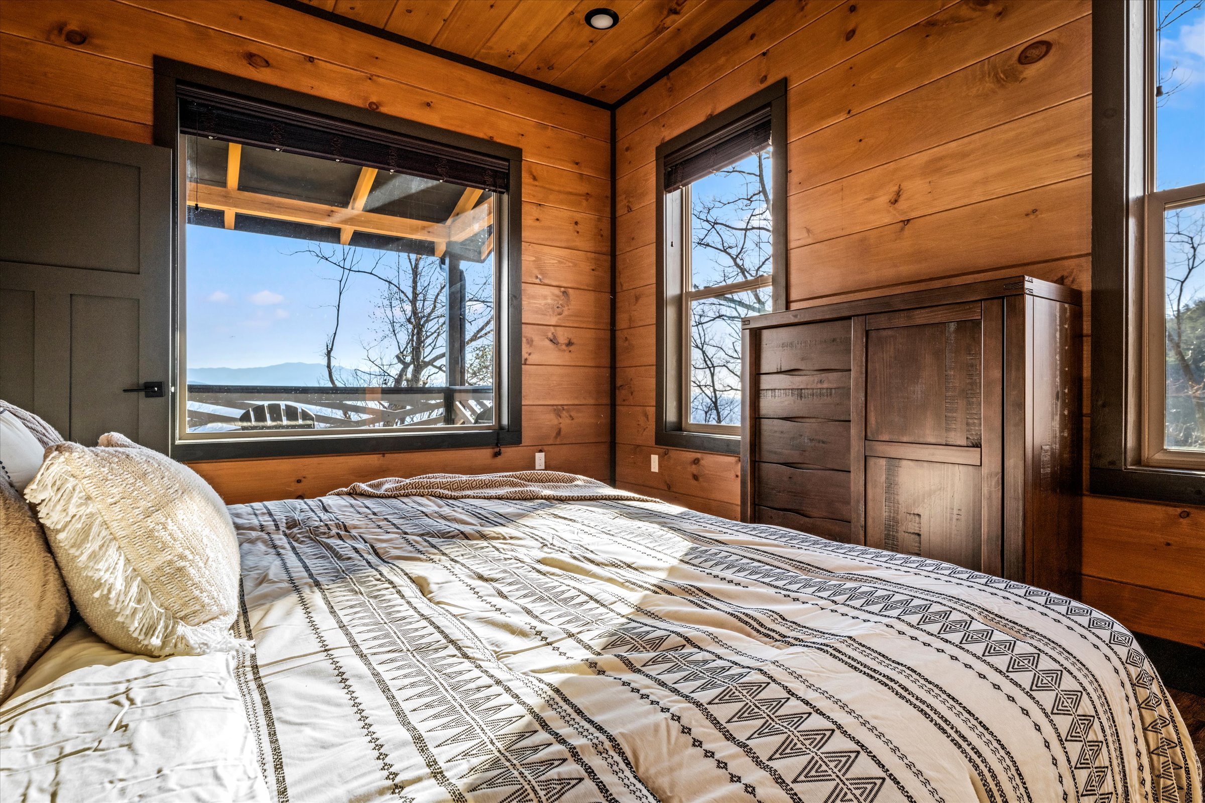 Sevierville, Tennessee, 37876, United States, 5 Bedrooms Bedrooms, ,6 BathroomsBathrooms,Residential,For Sale,1975935