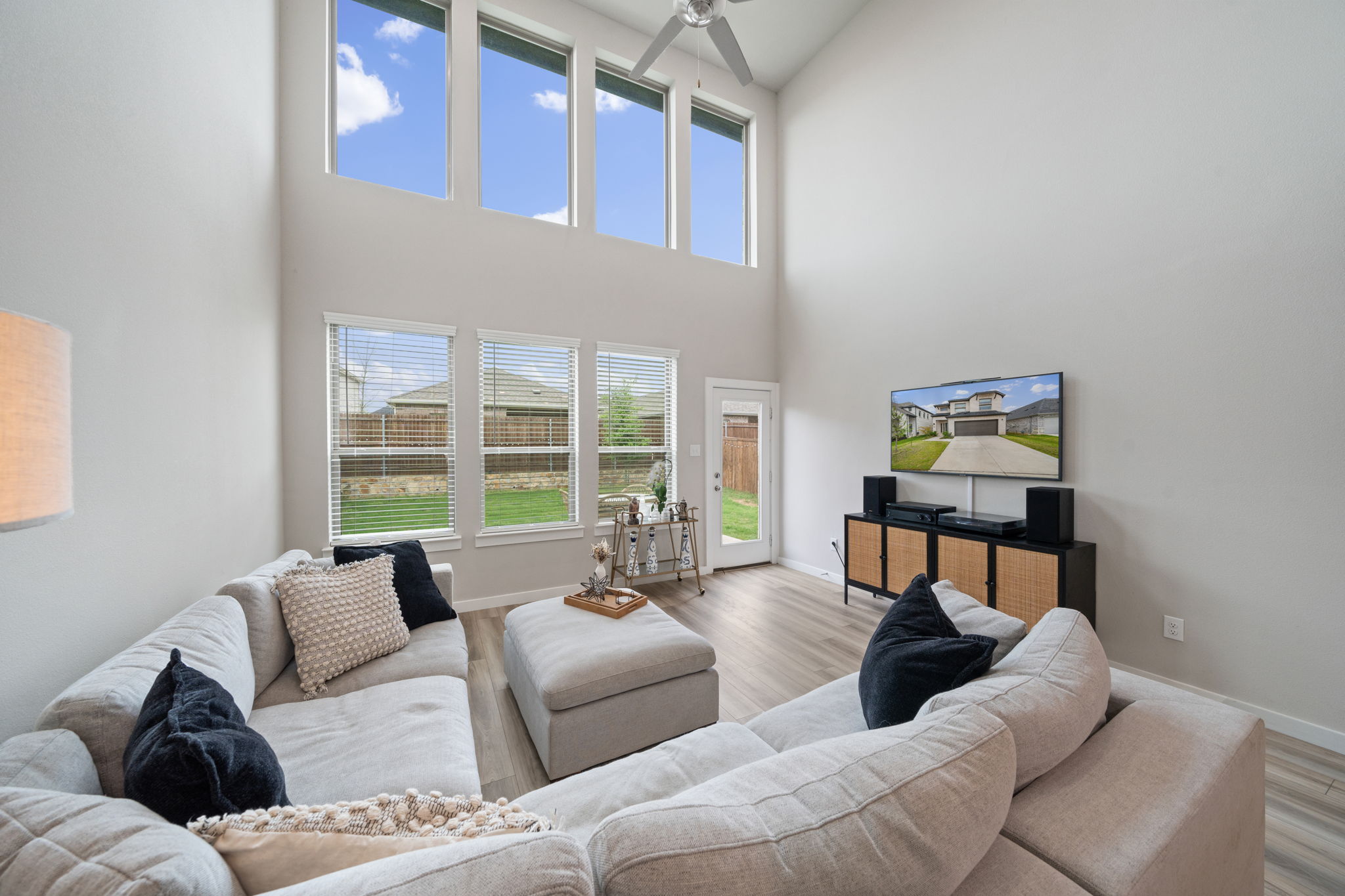  High Ceilings, Natural Light, and Modern Elegance in McKinney ISD - 物件實景