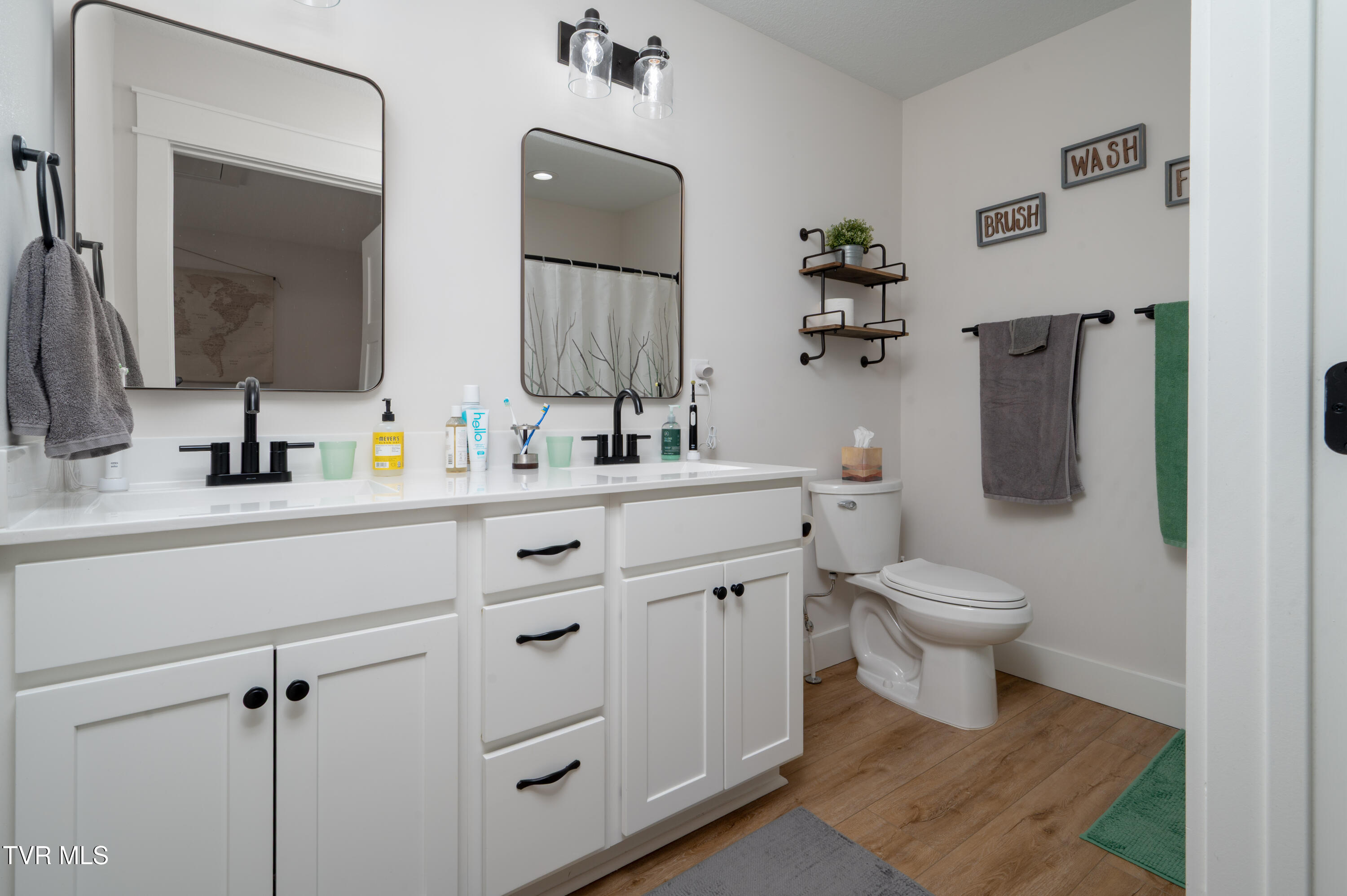 Greeneville, Tennessee, 37745, United States, 4 Bedrooms Bedrooms, ,3 BathroomsBathrooms,Residential,For Sale,2005652