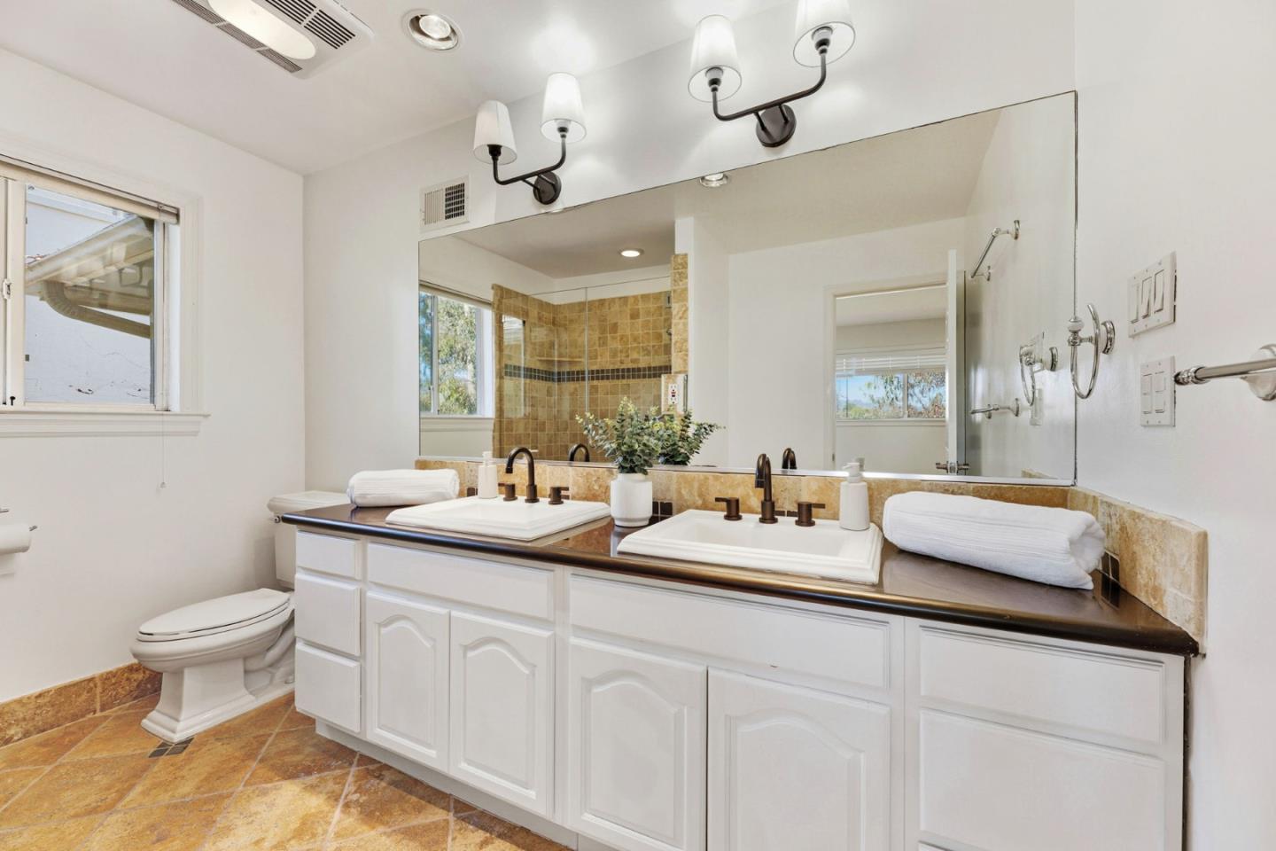 Oakland, California, 94610, United States, 4 Bedrooms Bedrooms, ,4 BathroomsBathrooms,Residential,For Sale,1987505