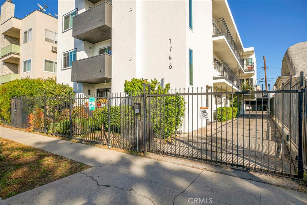 Los Angeles, California, 90027, United States, 2 Bedrooms Bedrooms, ,2 BathroomsBathrooms,Residential,For Sale,1939885