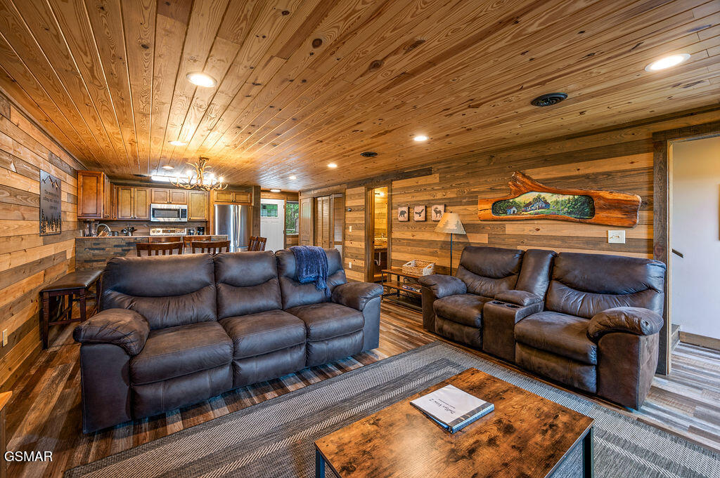 Sevierville, Tennessee, 37876, United States, 4 Bedrooms Bedrooms, ,6 BathroomsBathrooms,Residential,For Sale,2008845