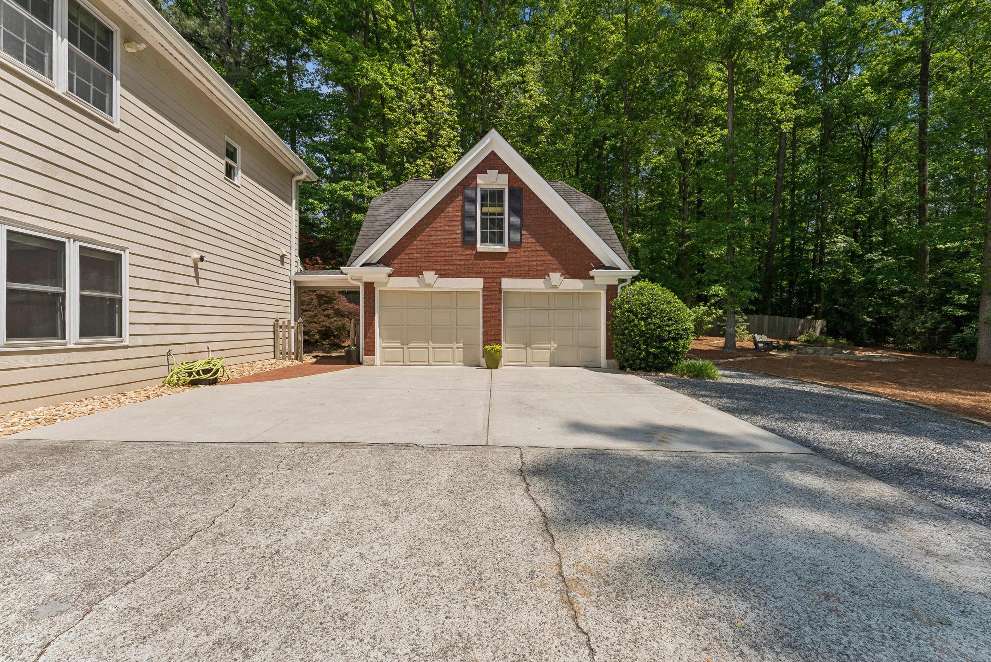  Stately Brick-front Home Offers Timeless Curb Appeal - 物件實景