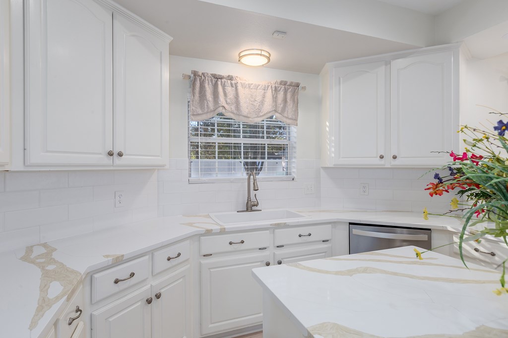 Lufkin, Texas, 75901, United States, 4 Bedrooms Bedrooms, ,5 BathroomsBathrooms,Residential,For Sale,1989881