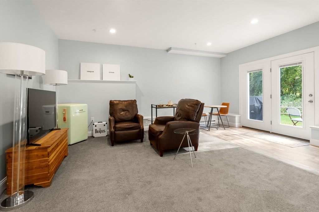 Holliston, Massachusetts, 01746, United States, 2 Bedrooms Bedrooms, ,3 BathroomsBathrooms,Residential,For Sale,1940343