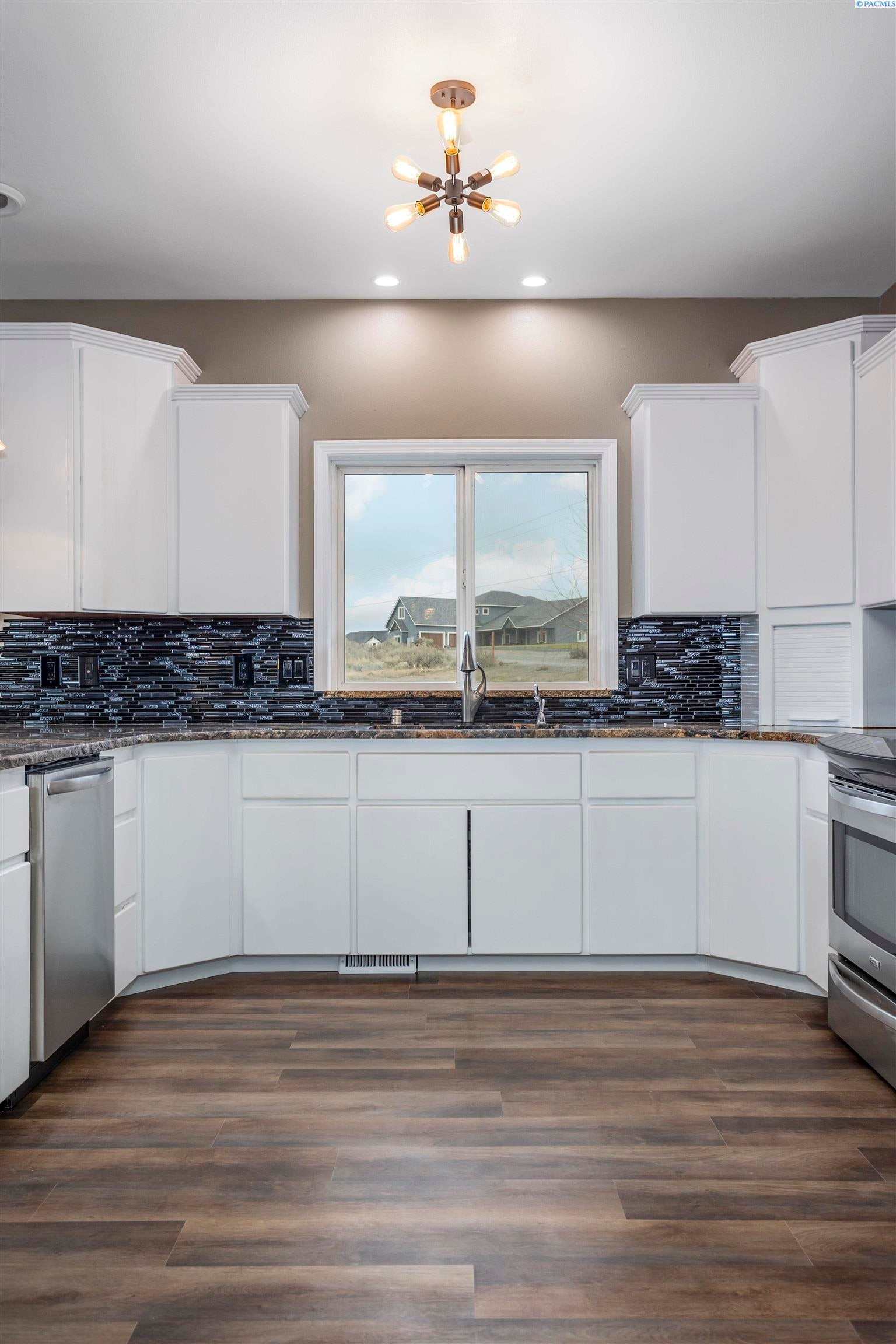 West Richland, Washington, 99353, United States, 5 Bedrooms Bedrooms, ,3 BathroomsBathrooms,Residential,For Sale,1923424