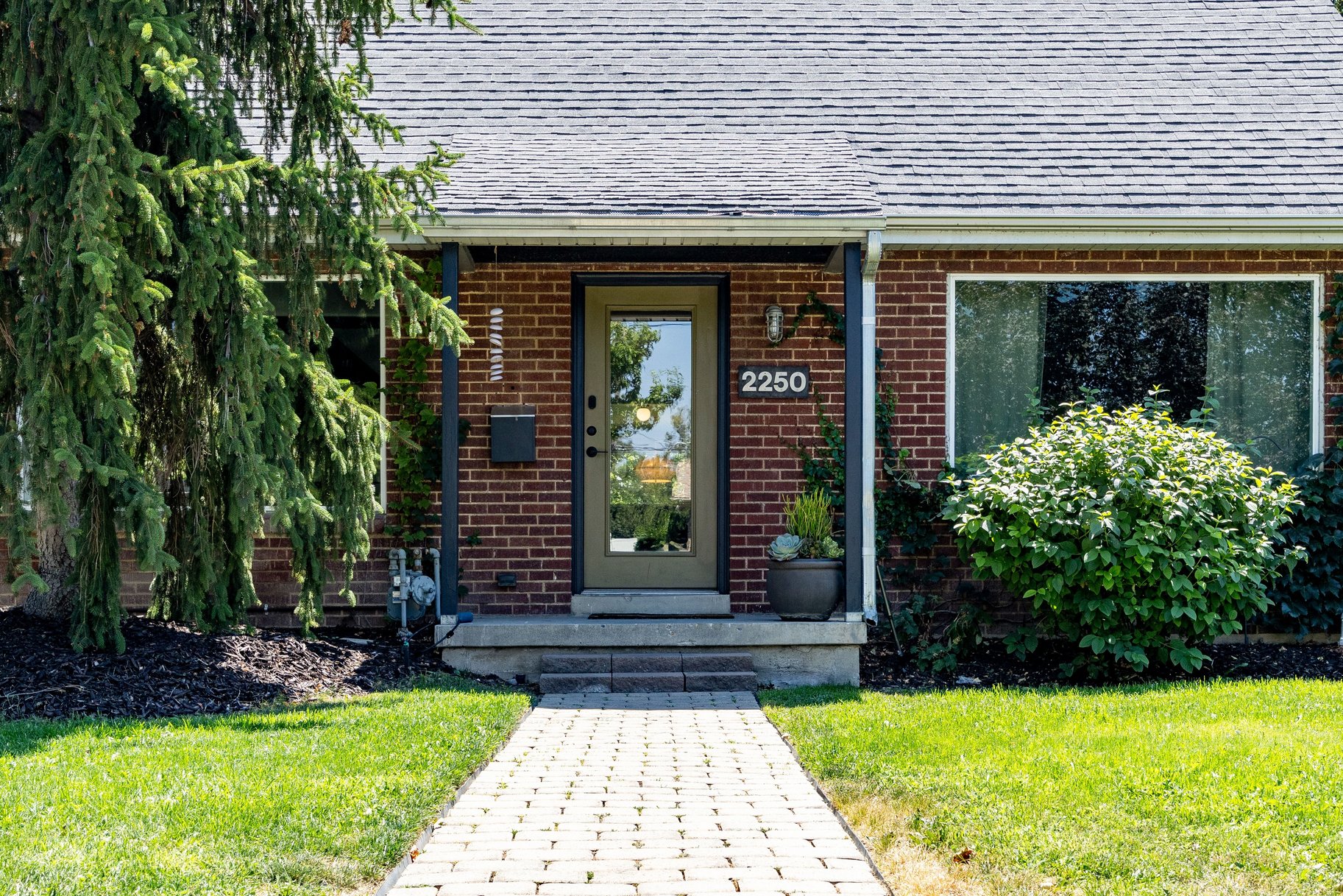  Spacious Millcreek Bungalow with Expansive Backyard & 2-Car Garage - 物件實景
