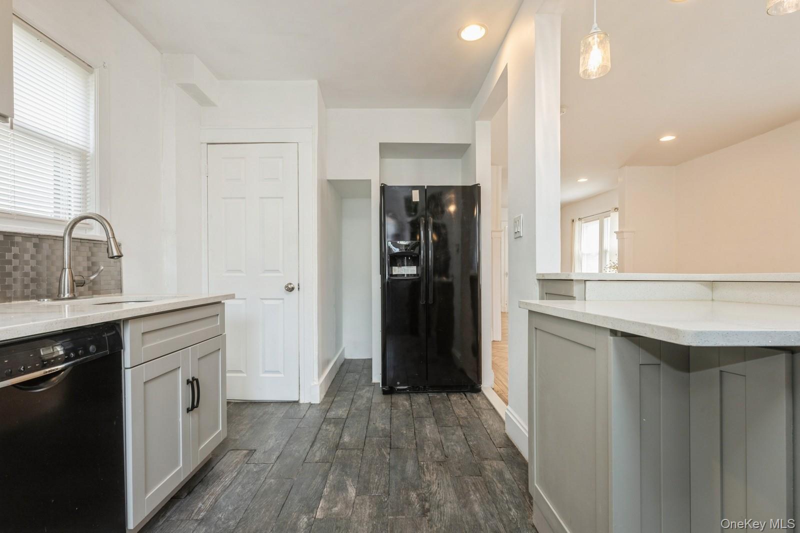 Queens Village, New York, 11429, United States, 3 Bedrooms Bedrooms, ,2 BathroomsBathrooms,Residential,For Sale,1902128
