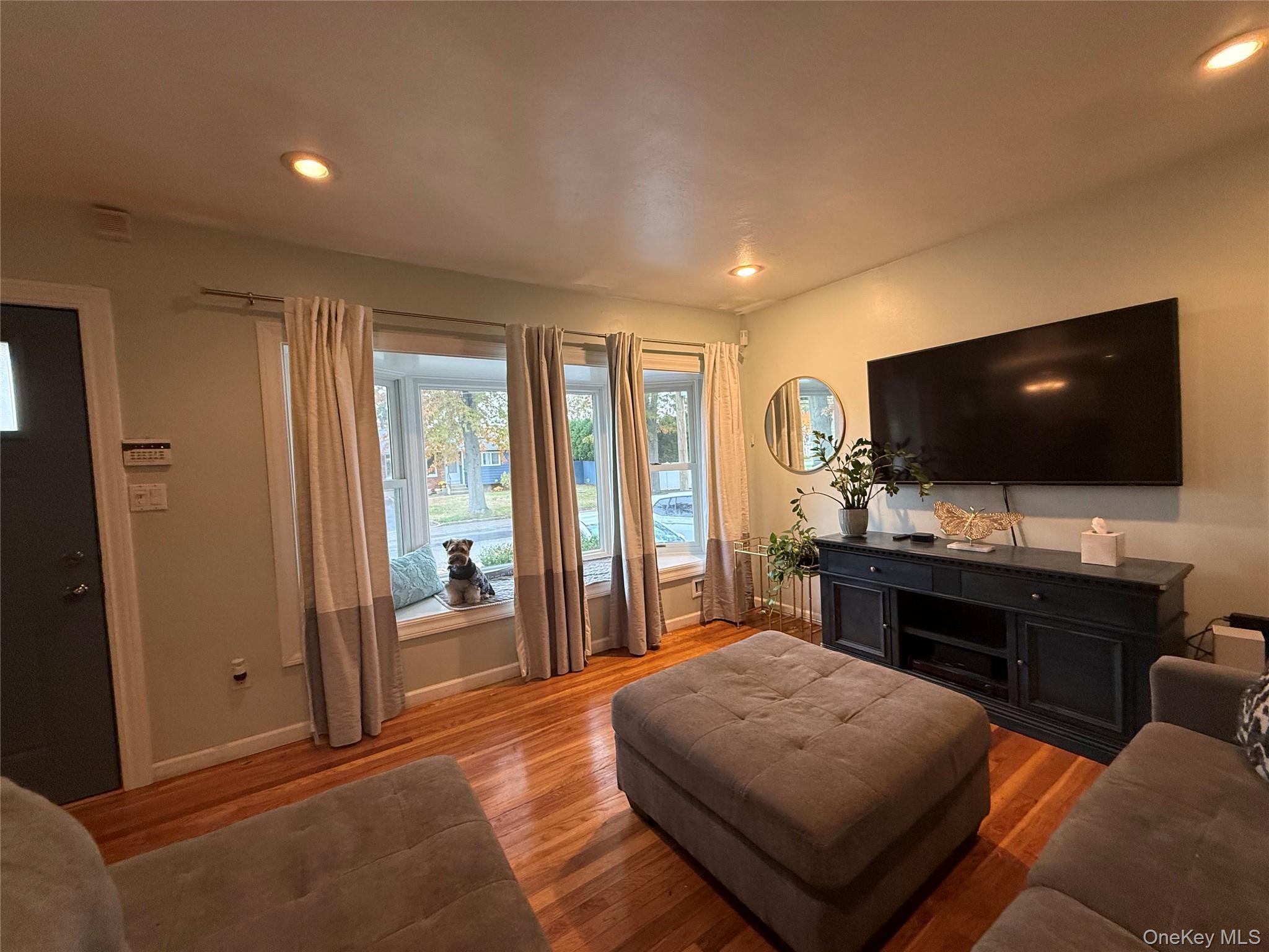 Commack, New York, 11725, United States, 3 Bedrooms Bedrooms, ,2 BathroomsBathrooms,Residential,For Sale,1988061