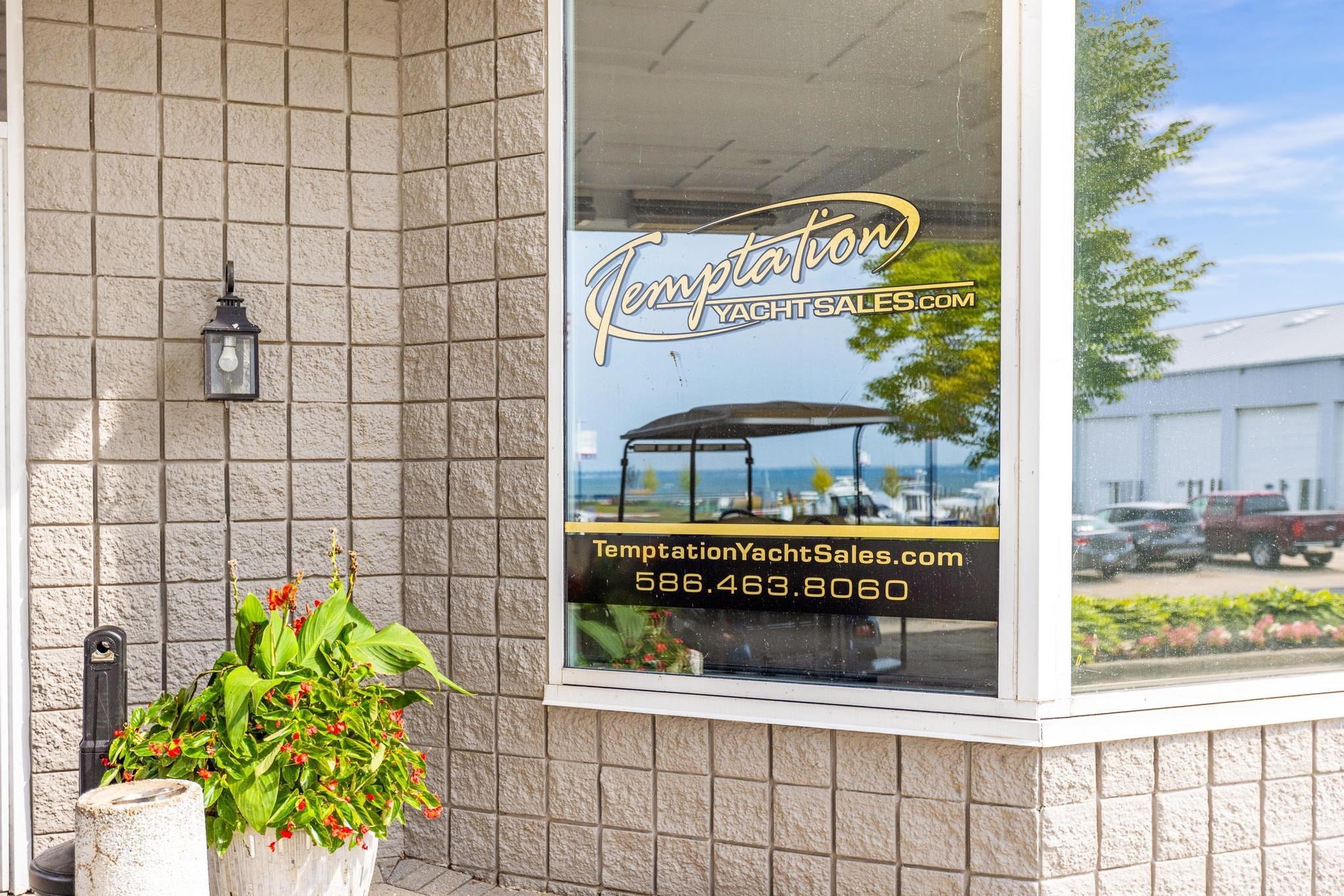 Harrison Twp, Michigan, 48045, United States, 2 Bedrooms Bedrooms, ,3 BathroomsBathrooms,Residential,For Sale,1979598