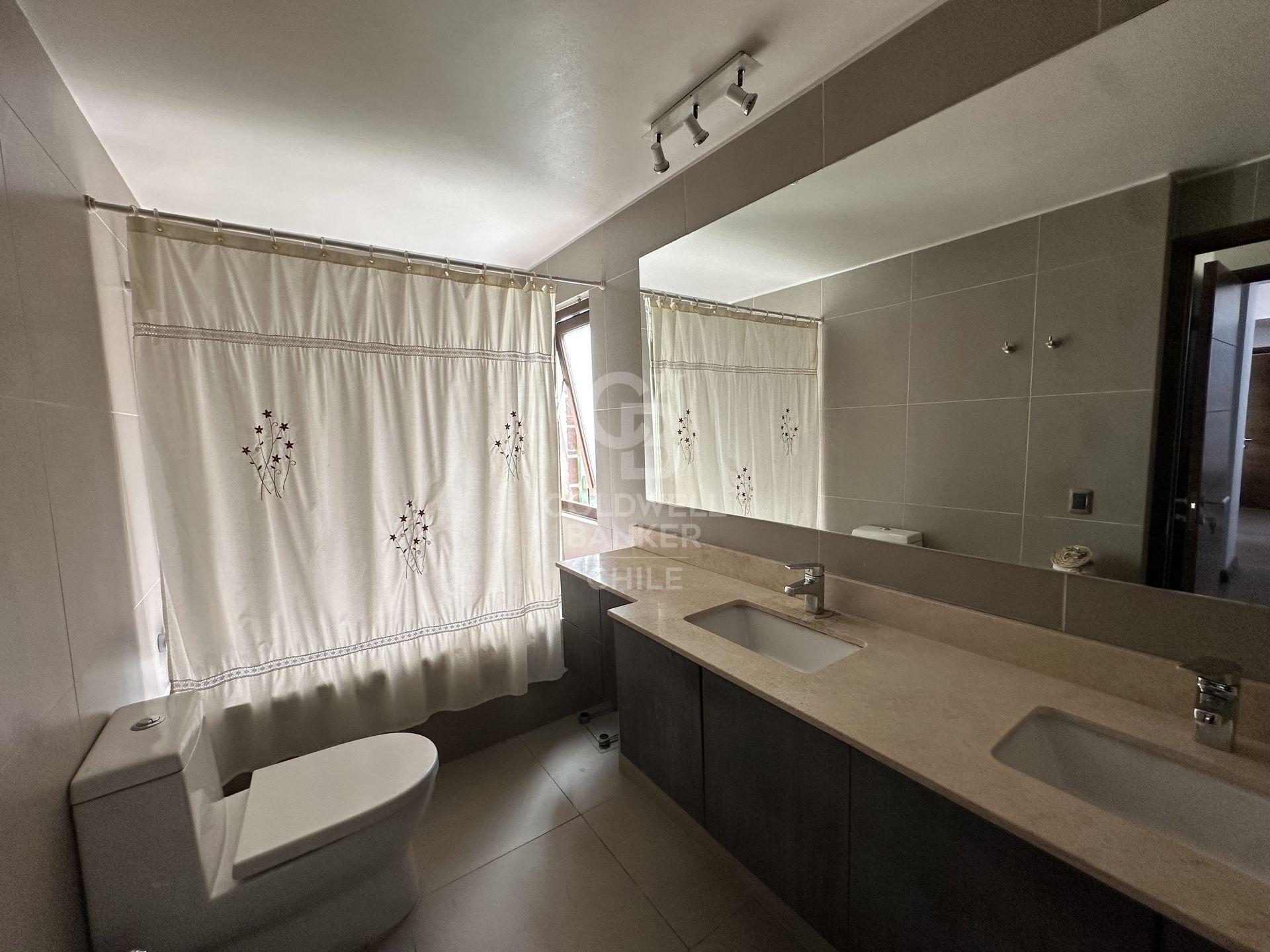 Las Condes, Chile, 4 Bedrooms Bedrooms, ,5 BathroomsBathrooms,Residential,For Sale,1728861
