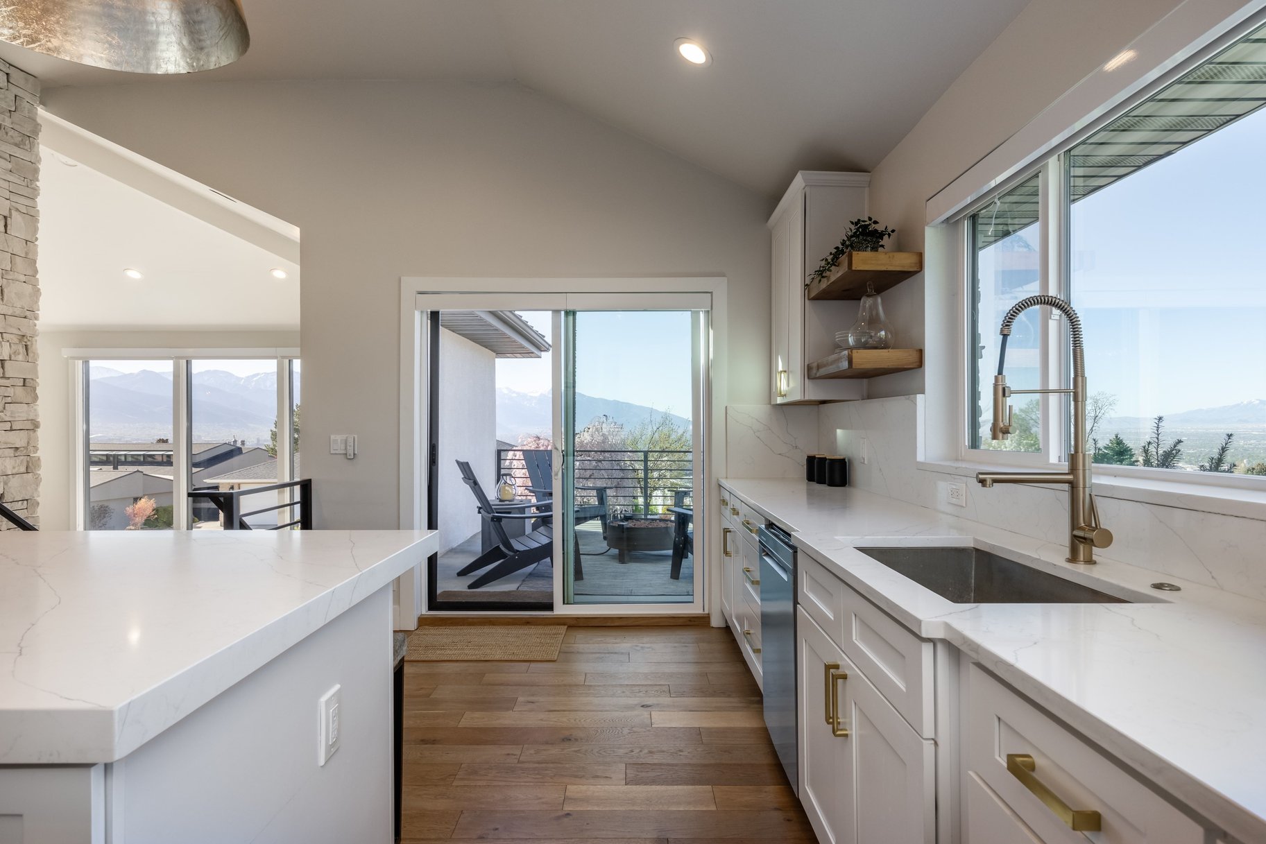  Stunning East Capitol Renovation - 物件實景