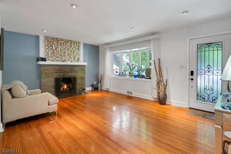 West Orange Twp., New Jersey, 07052, United States, 6 Bedrooms Bedrooms, ,4 BathroomsBathrooms,Residential,For Sale,1826682