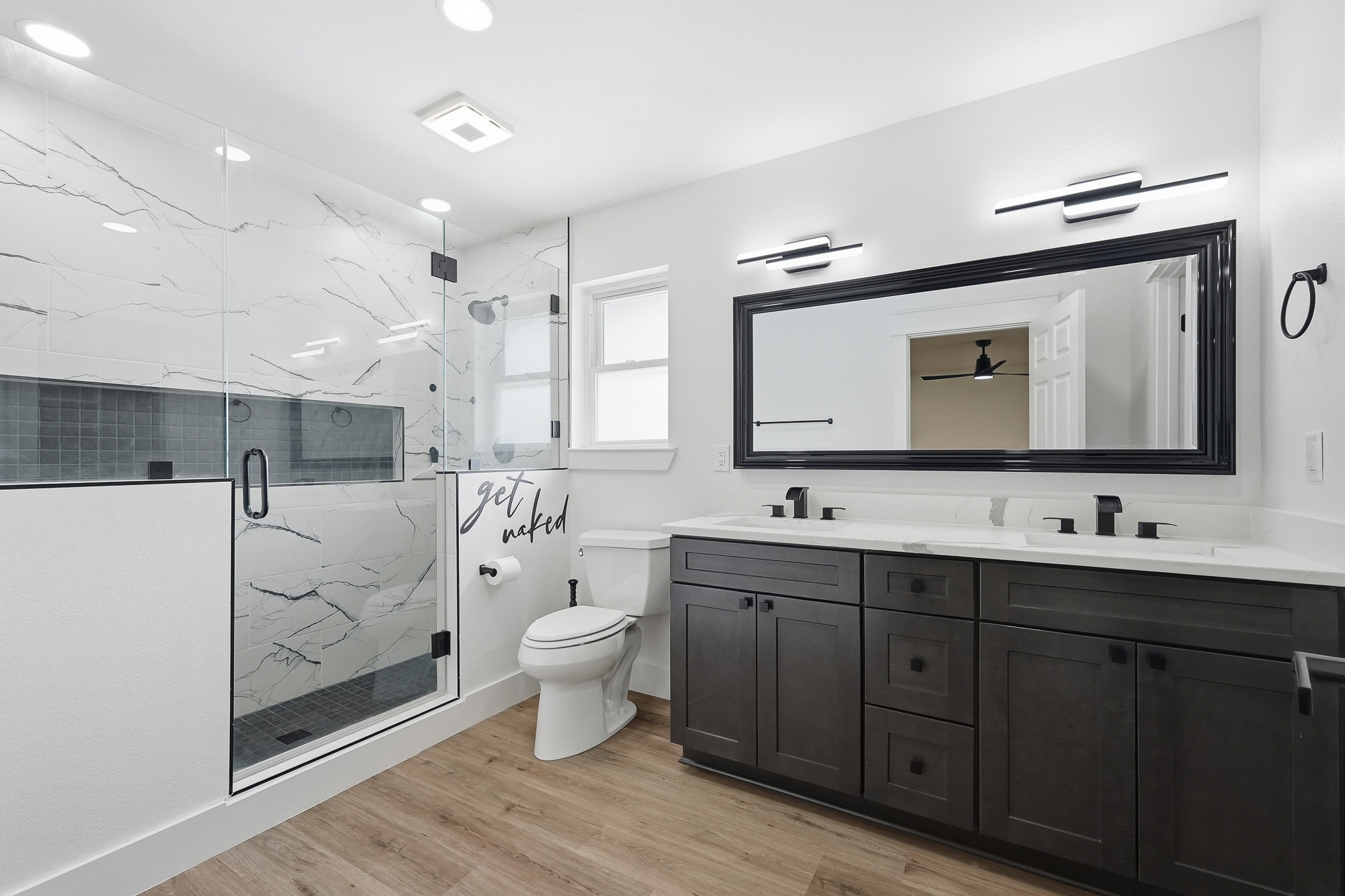  Move-In Ready Pool Home with Thoughtful Modern Updates - 物件實景