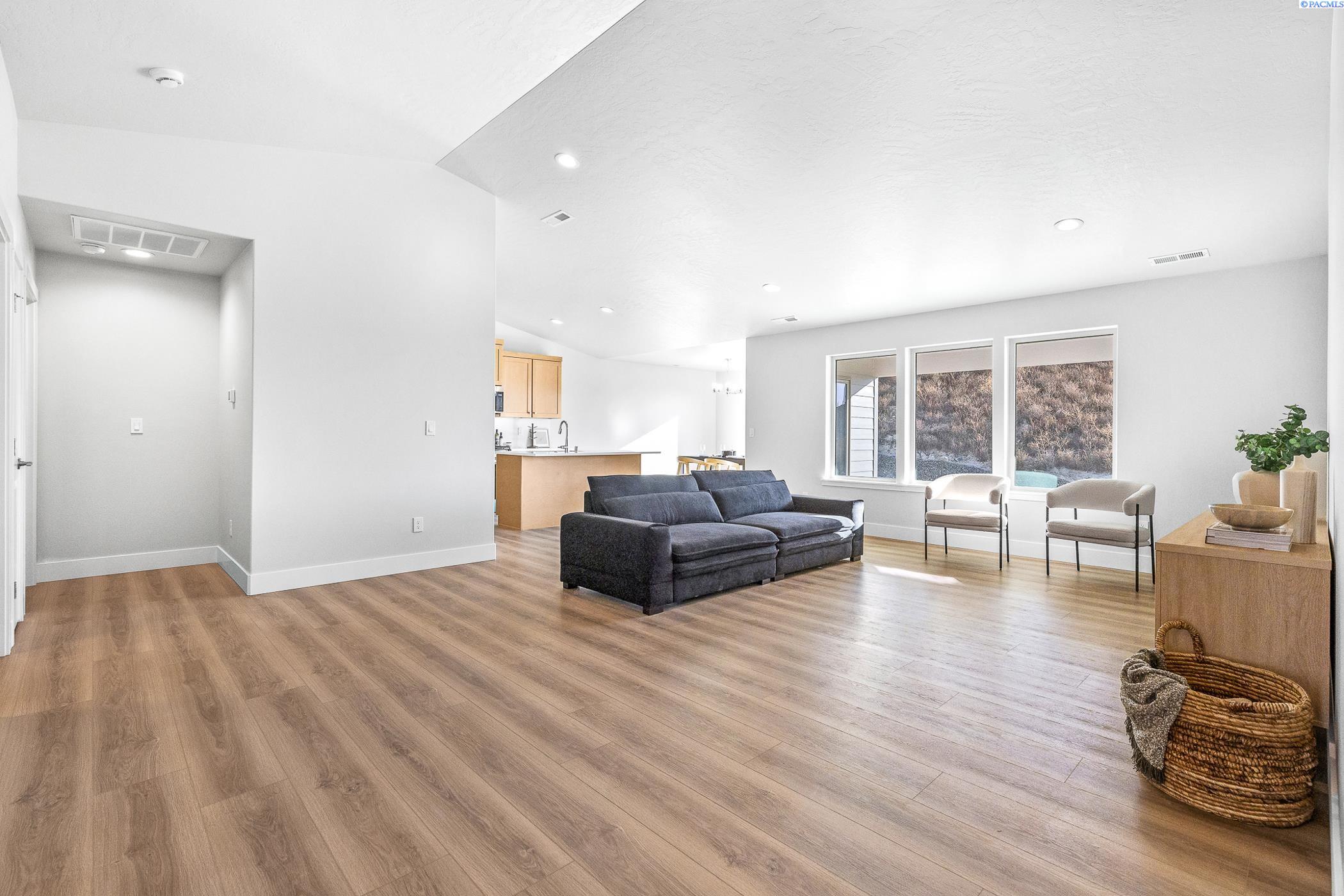 Kennewick, Washington, 99338, United States, 3 Bedrooms Bedrooms, ,1 BathroomBathrooms,Residential,For Sale,1969367