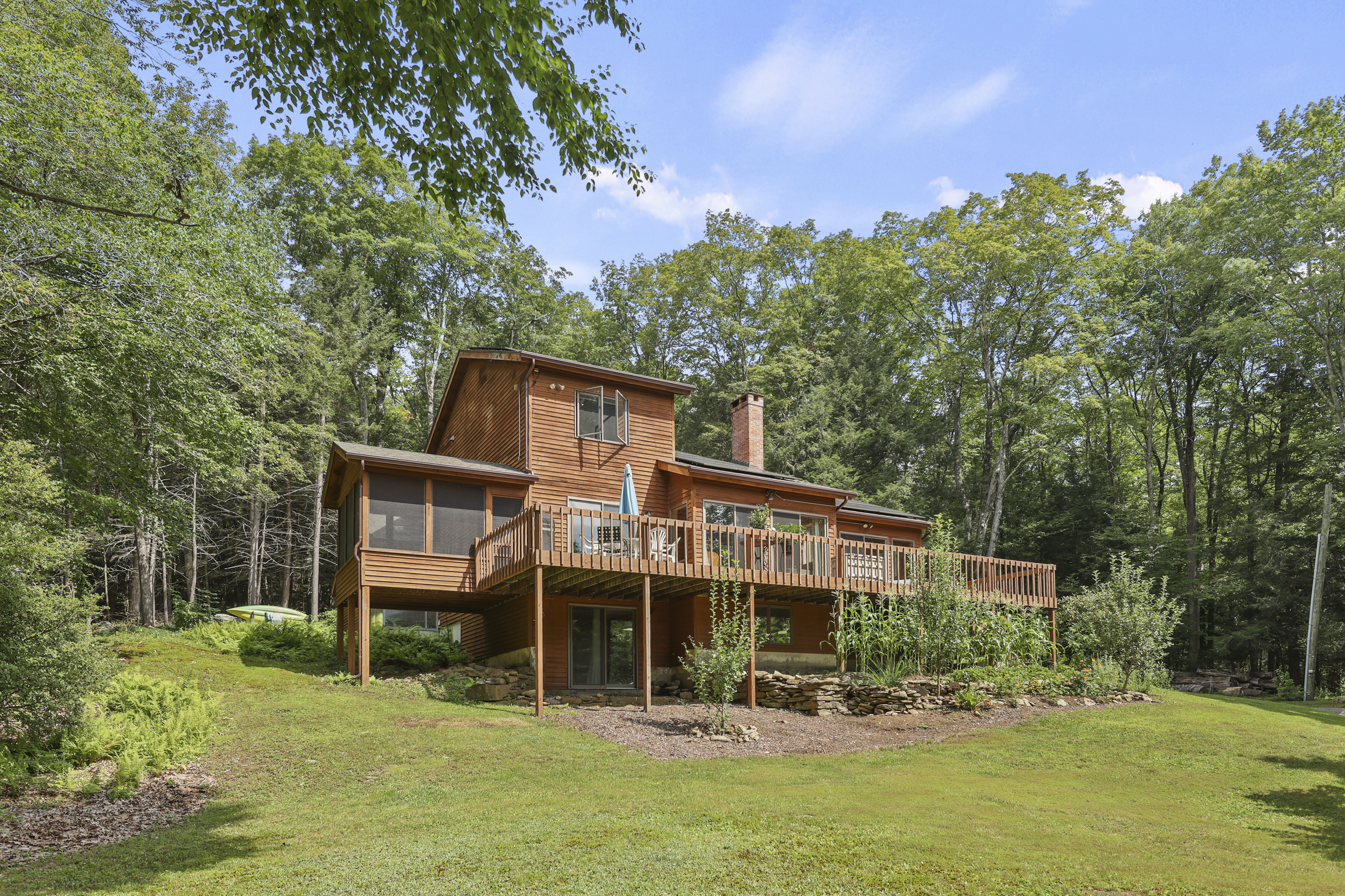  BUCOLIC COUNTRY SANCTUARY WITH MAJESTIC STONE FIREPLACE & DISTANT VIEWS - 物件實景