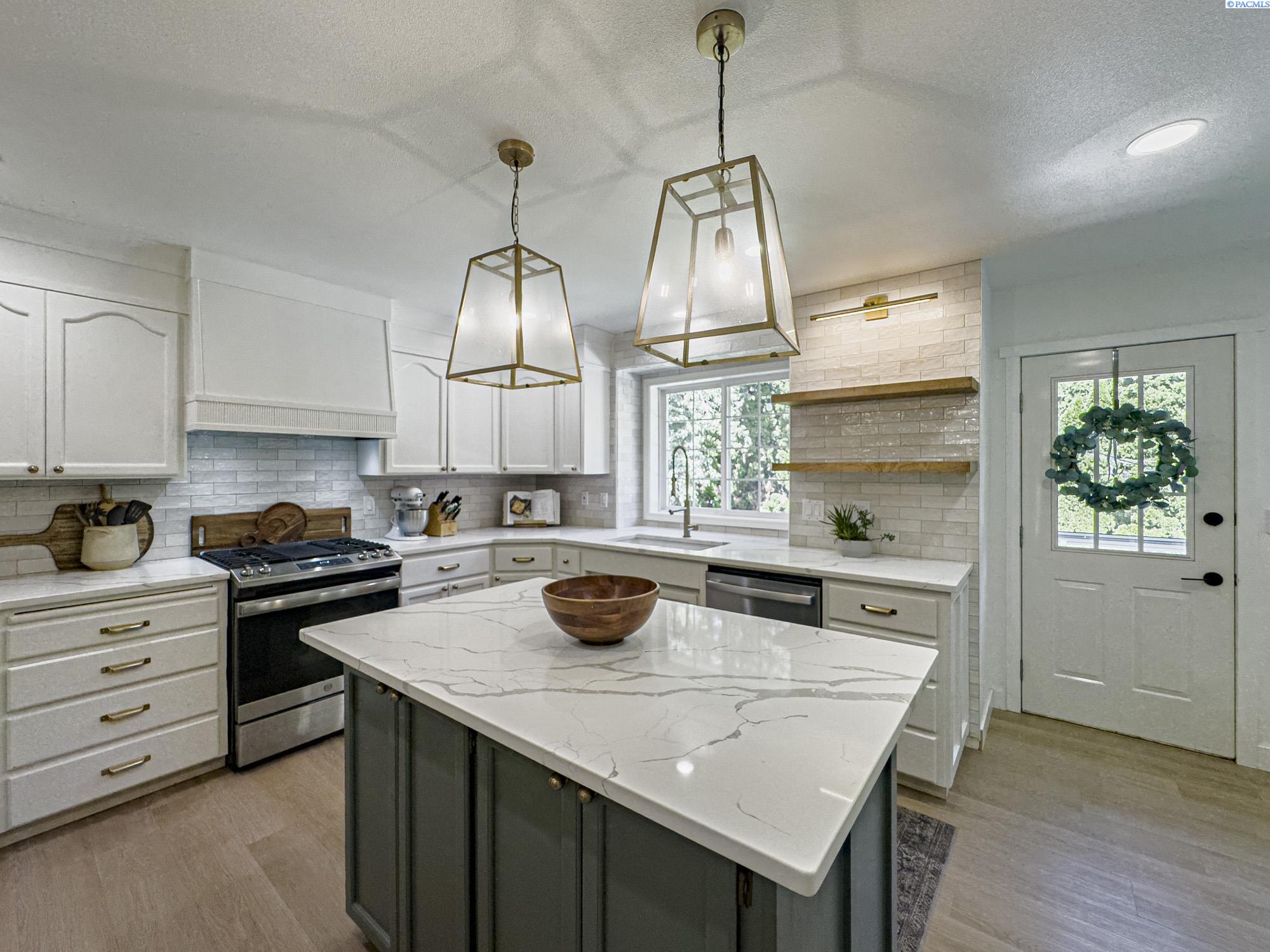 Richland, Washington, 99352, United States, 5 Bedrooms Bedrooms, ,4 BathroomsBathrooms,Residential,For Sale,1927234