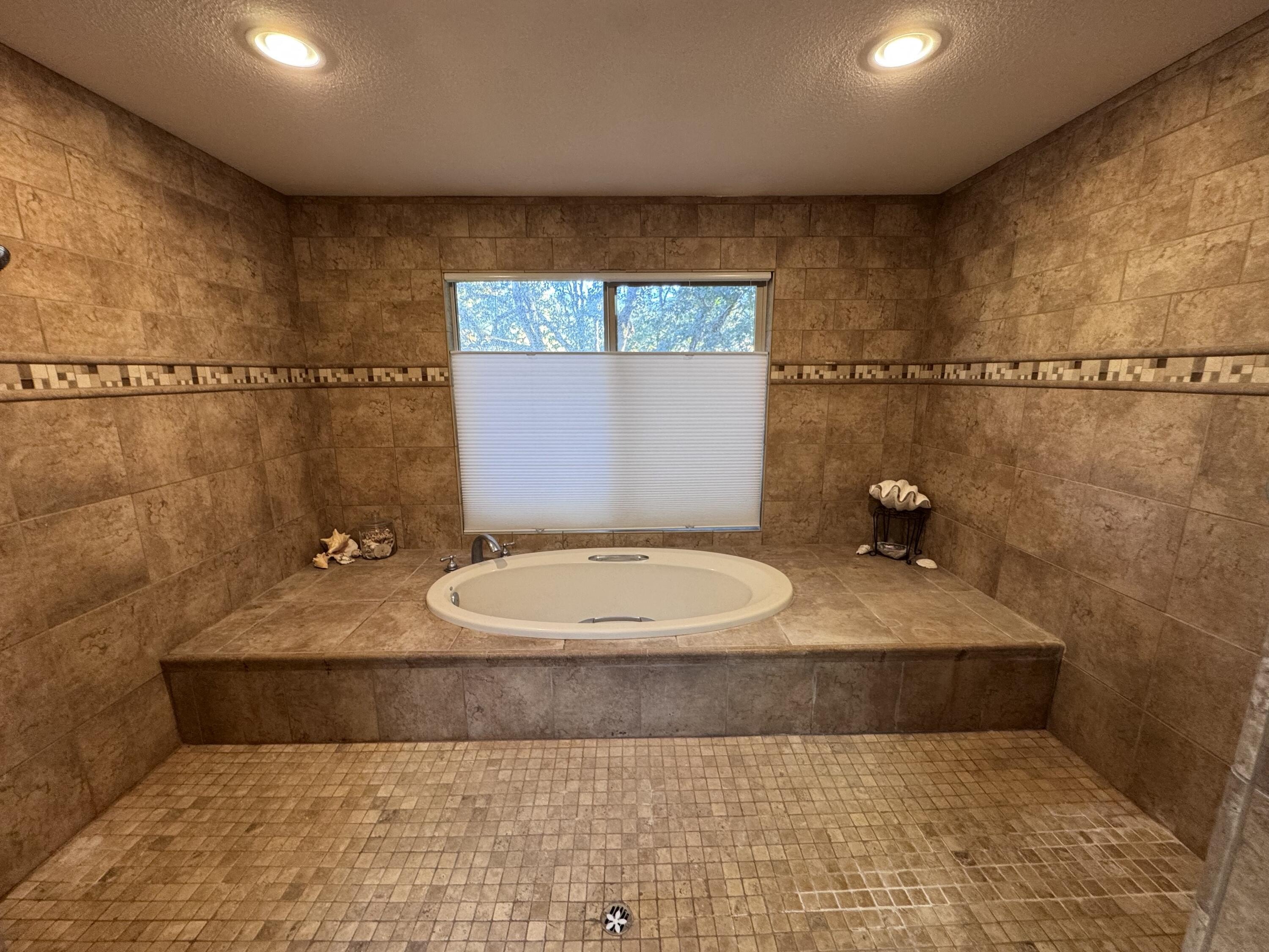 Rogue River, Oregon, 97537, United States, 3 Bedrooms Bedrooms, ,4 BathroomsBathrooms,Residential,For Sale,1982617