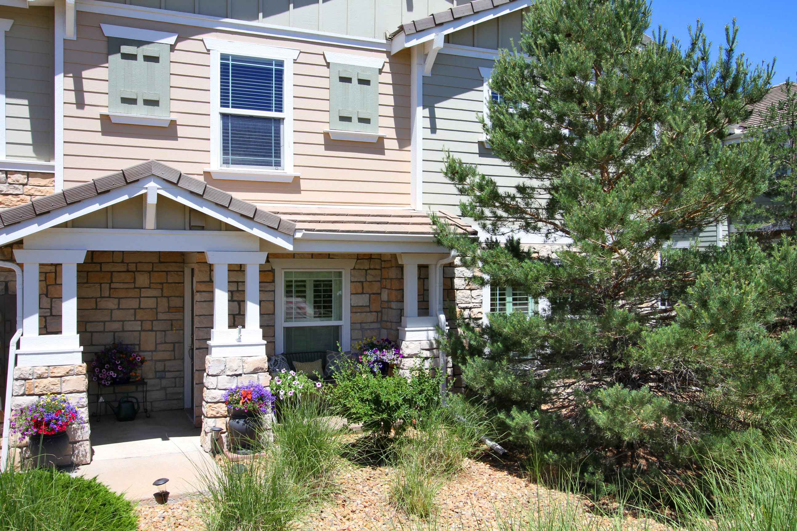  Maintenance-free, Updated Townhome In Prime Location - 物件實景
