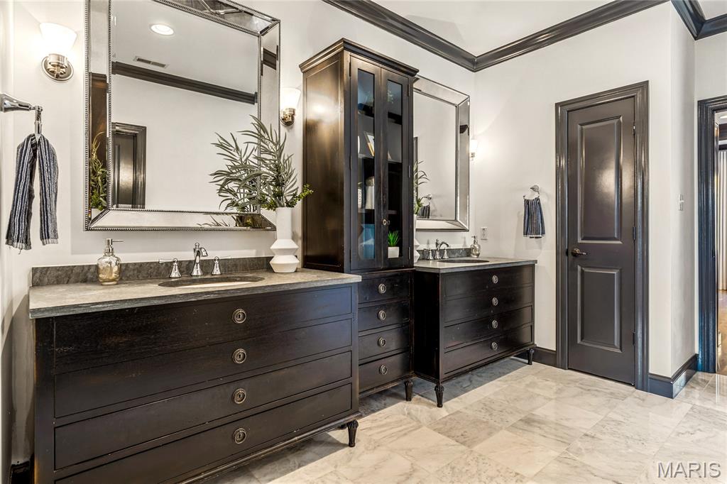 University City, Missouri, 63105, United States, 4 Bedrooms Bedrooms, ,5 BathroomsBathrooms,Residential,For Sale,1989585