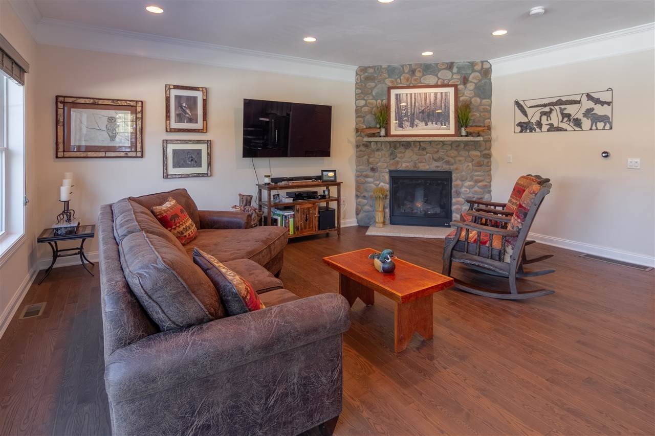 Lincoln, New Hampshire, 03251, United States, 5 Bedrooms Bedrooms, ,5 BathroomsBathrooms,Residential,For Sale,1978136