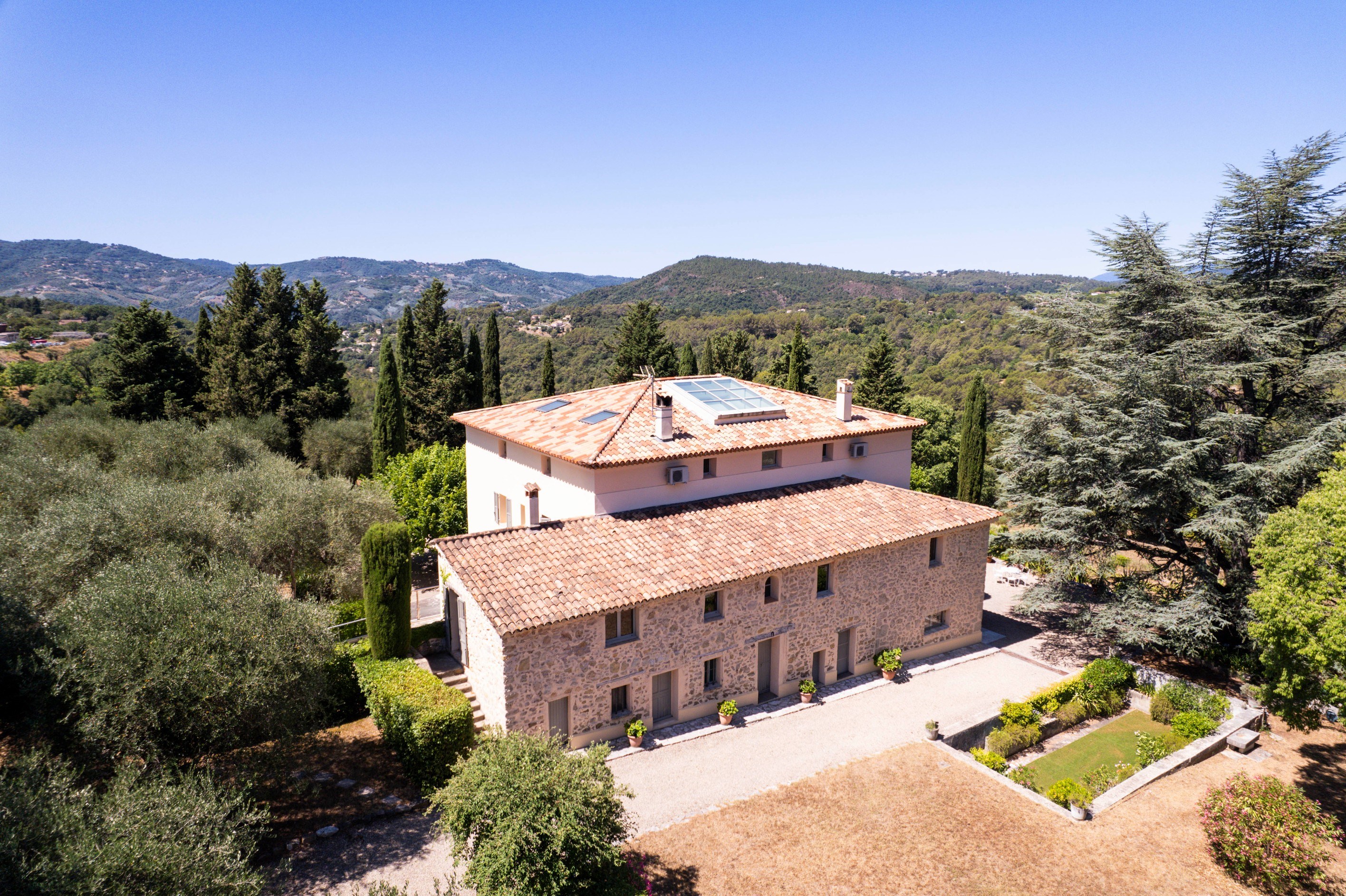  Renovated bastide with annex and swimming pool, 2 hectares in Grasse - 物件實景