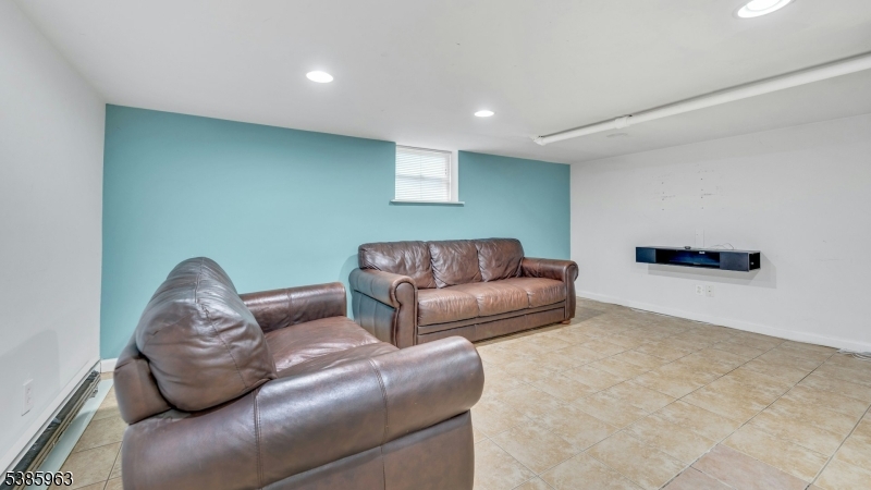 Livingston Twp., New Jersey, 07039, United States, 2 Bedrooms Bedrooms, ,2 BathroomsBathrooms,Residential,For Sale,1951171