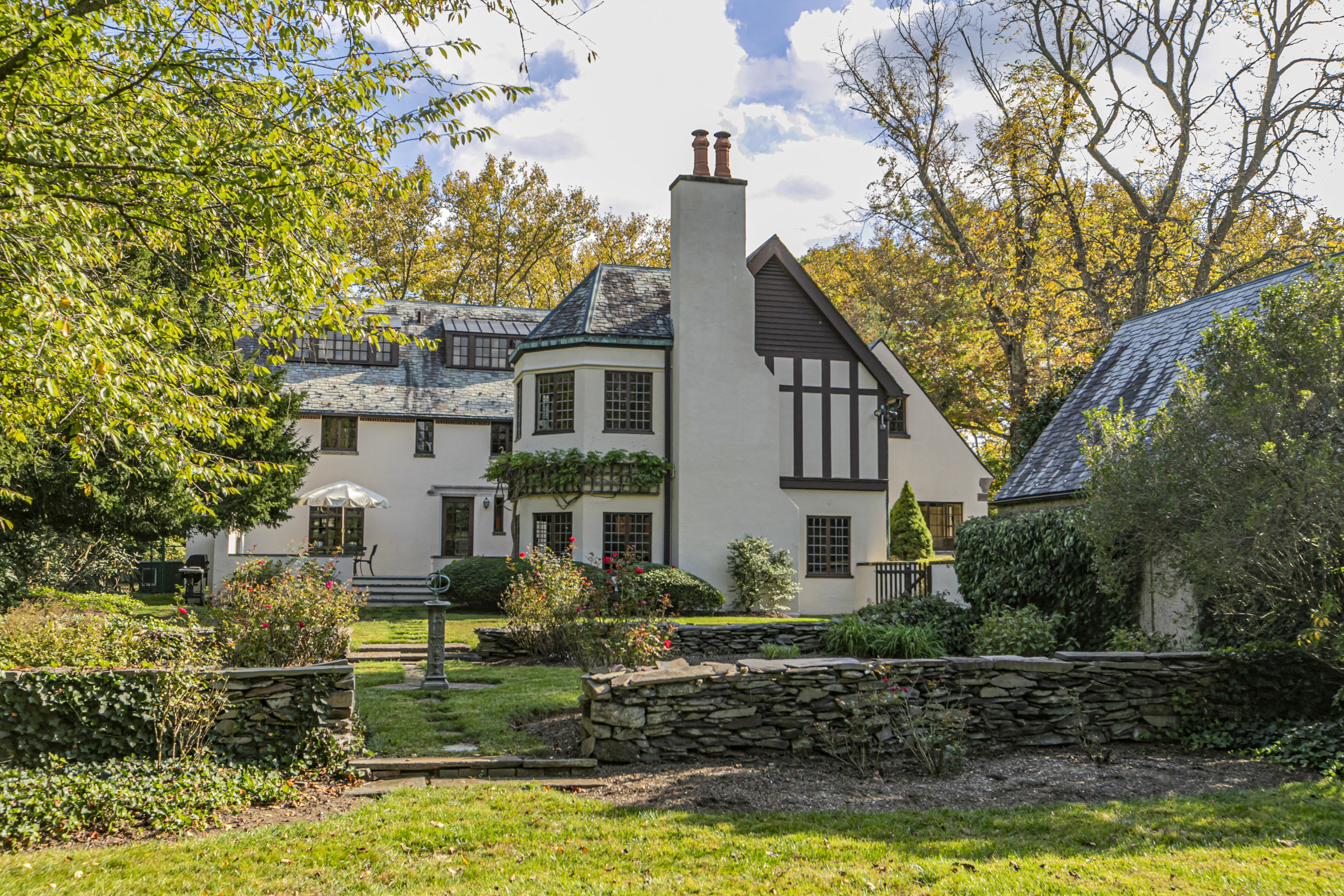 Modernized Tudor on a Magnificent Oversized Lot - 物件實景