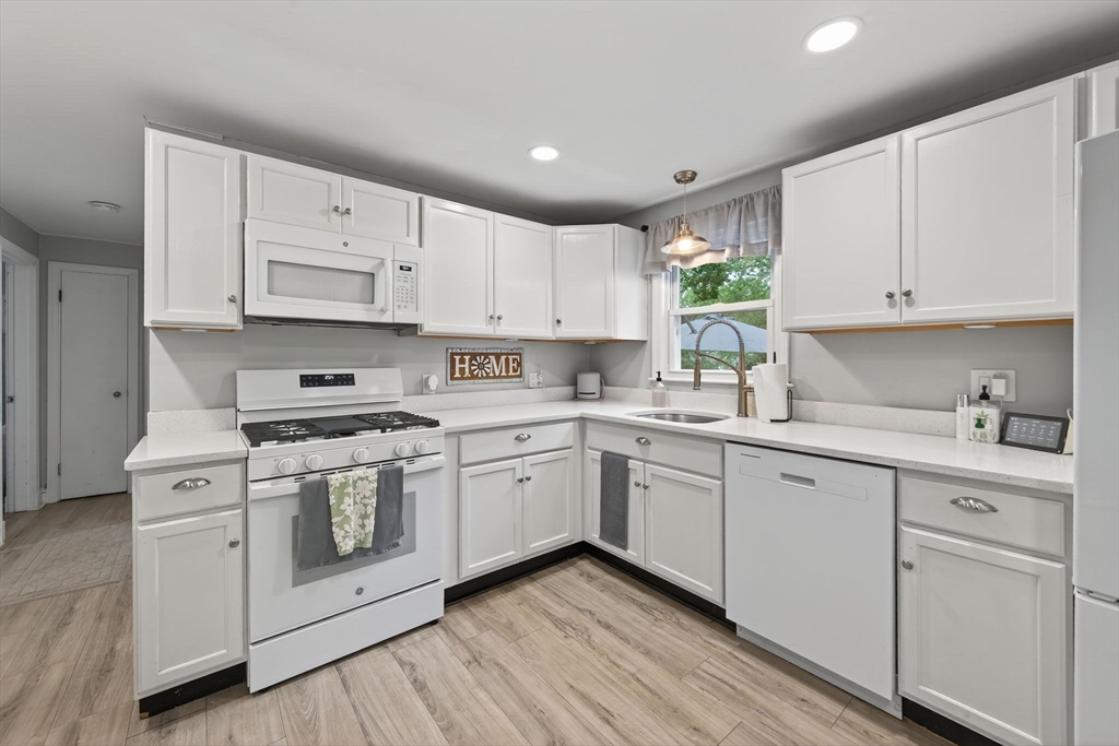 Dracut, Massachusetts, 01826, United States, 4 Bedrooms Bedrooms, ,2 BathroomsBathrooms,Residential,For Sale,1937209