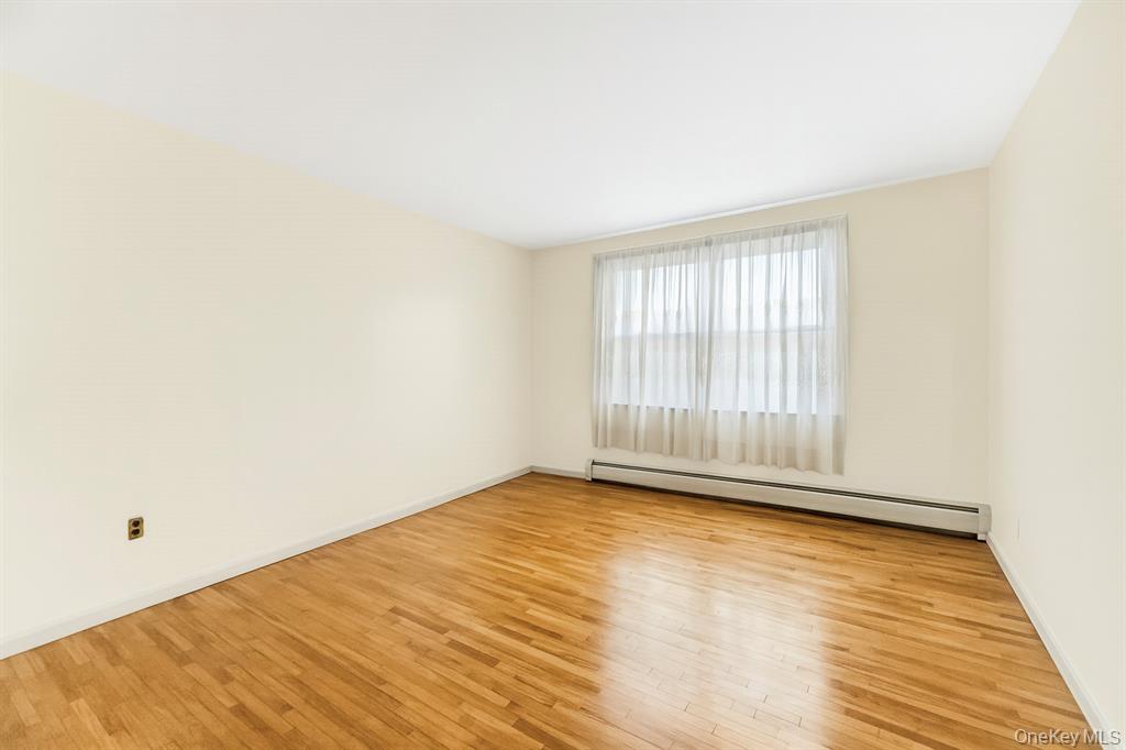 Yonkers, New York, 10703, United States, 6 Bedrooms Bedrooms, ,2 BathroomsBathrooms,Residential,For Sale,1984096