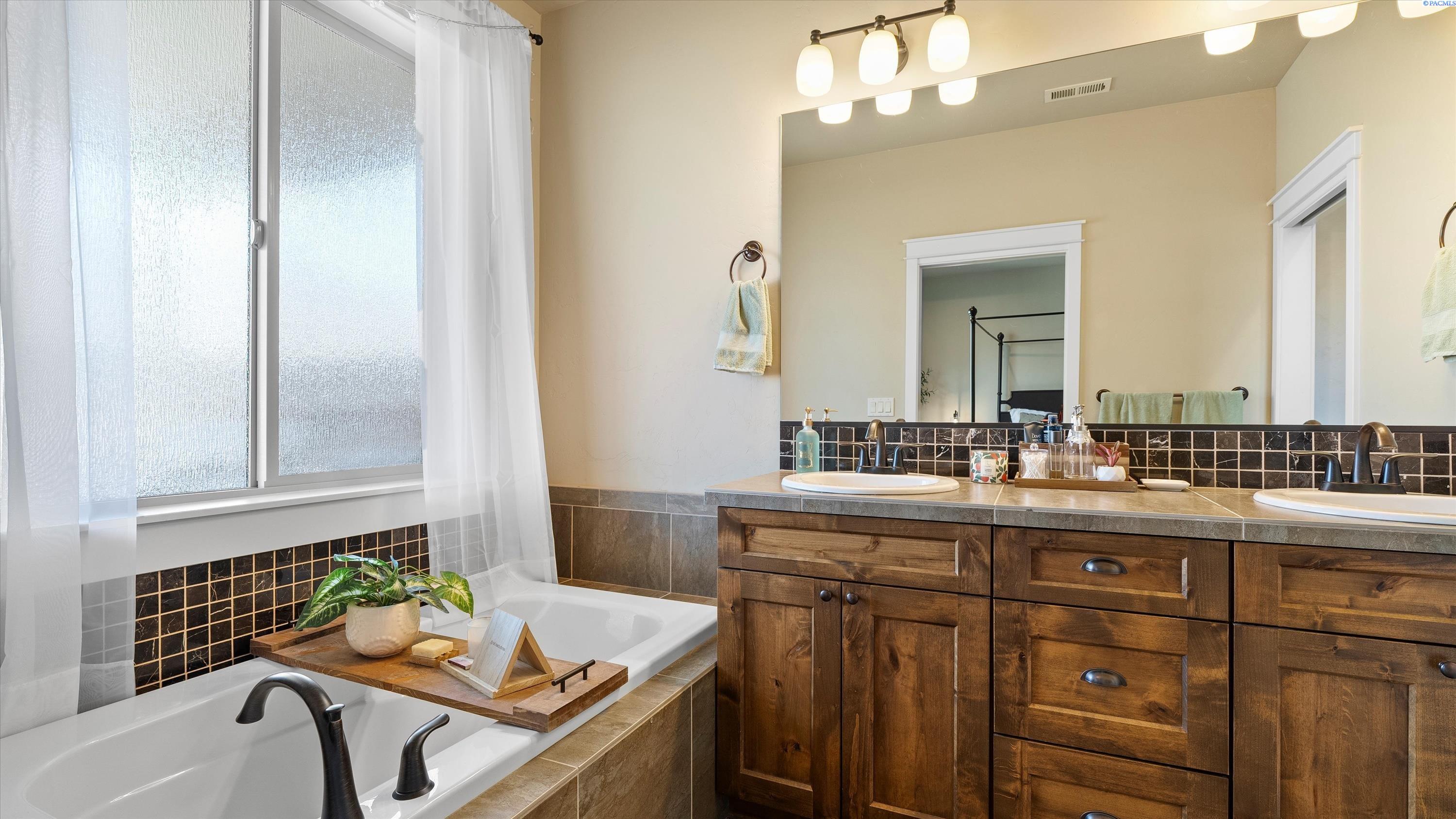 Richland, Washington, 99354, United States, 3 Bedrooms Bedrooms, ,2 BathroomsBathrooms,Residential,For Sale,1896289