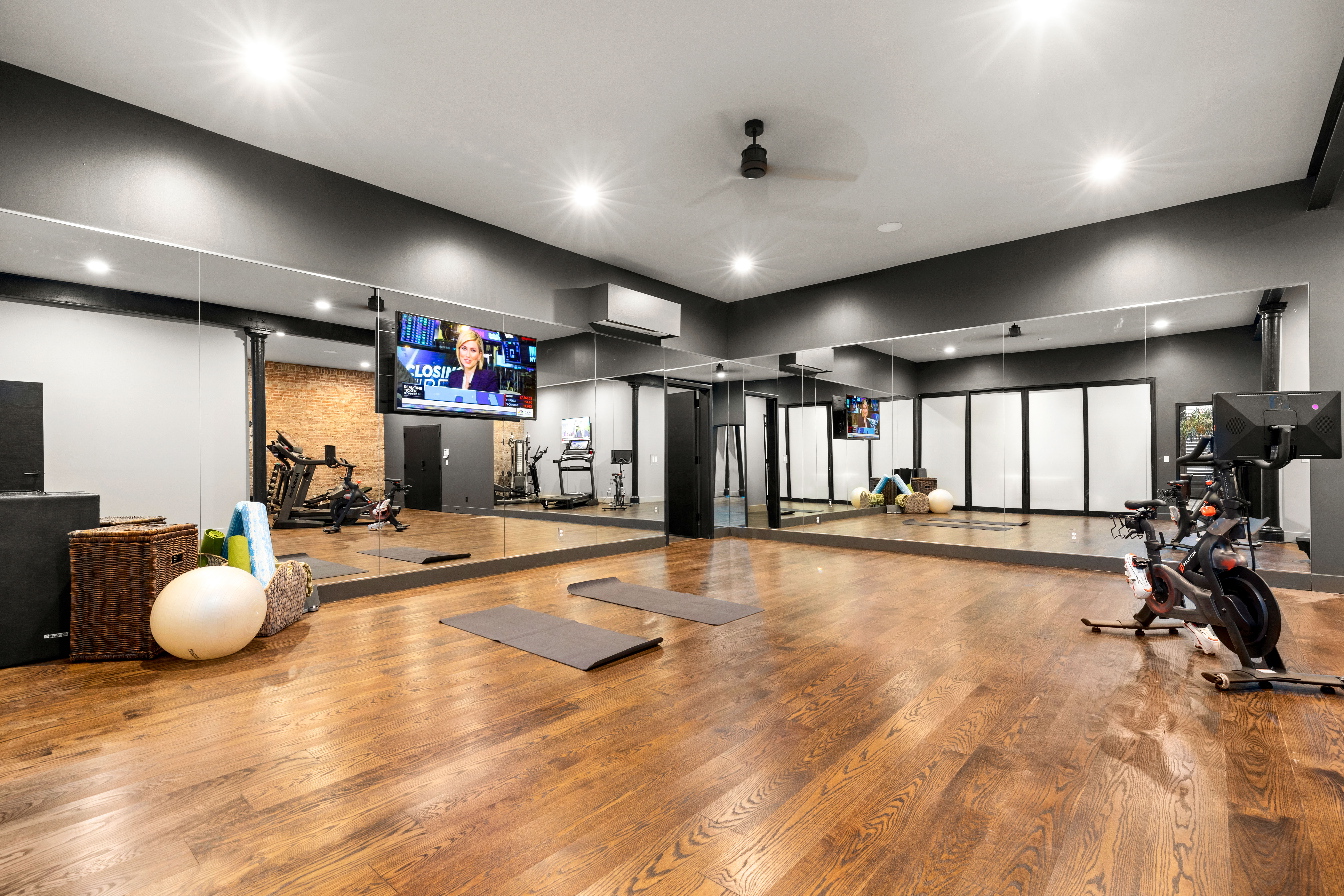  Discover this stunning & highly desirable property in the heart of the CWE - 物件實景