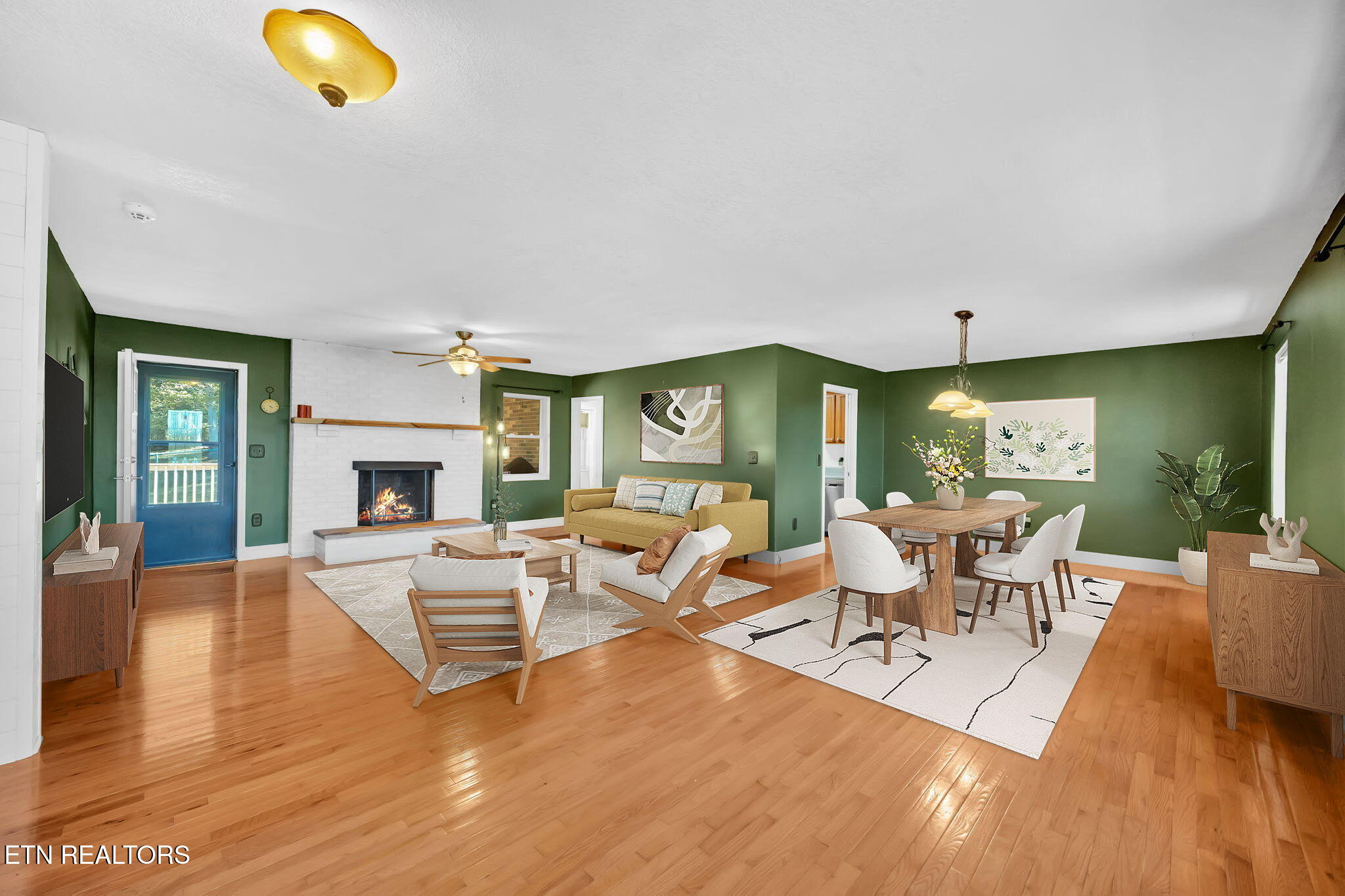 Kingston, Tennessee, 37763, United States, 3 Bedrooms Bedrooms, ,4 BathroomsBathrooms,Residential,For Sale,1964876