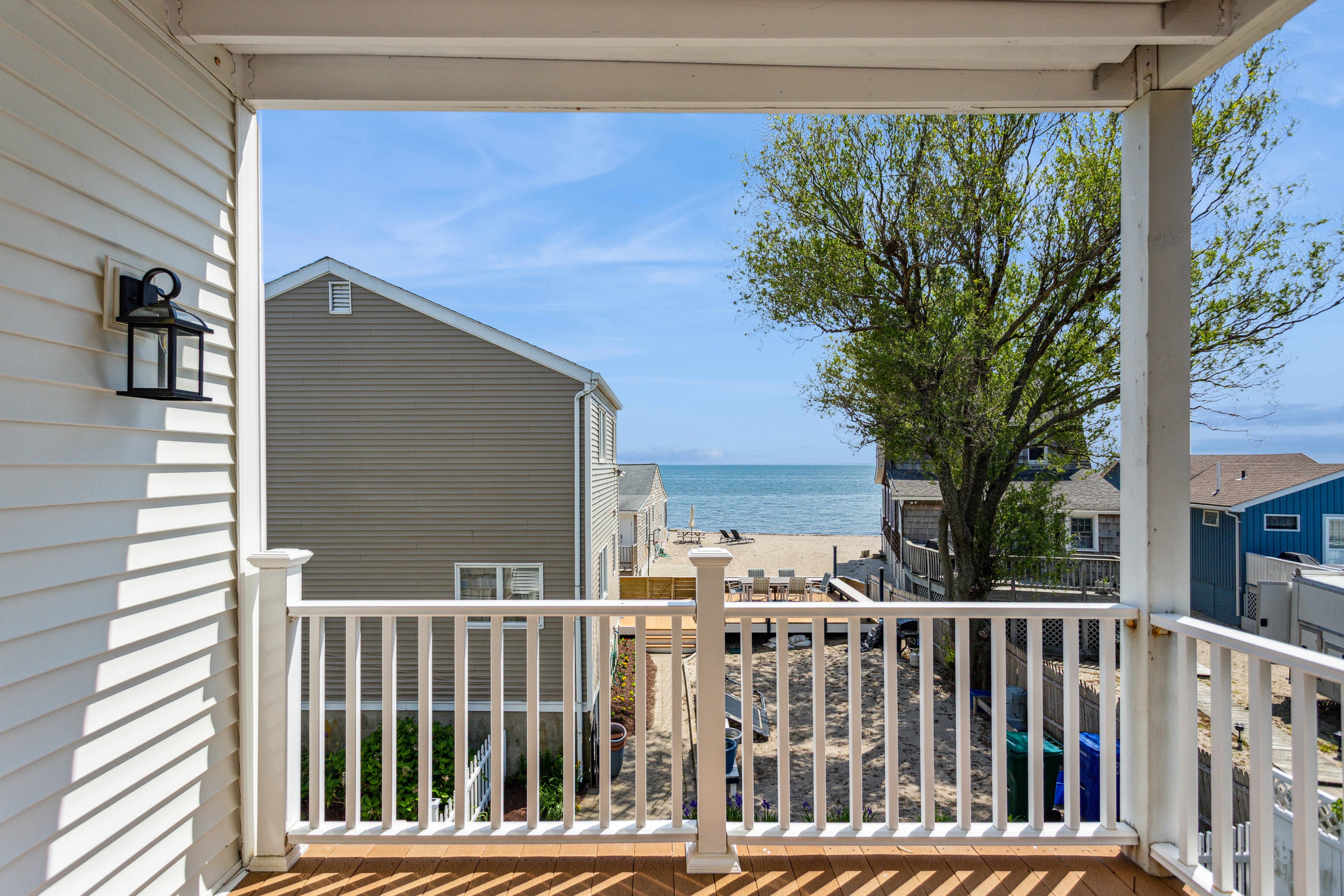  Rebuilt Coastal Gem Steps from the Sand - 物件實景
