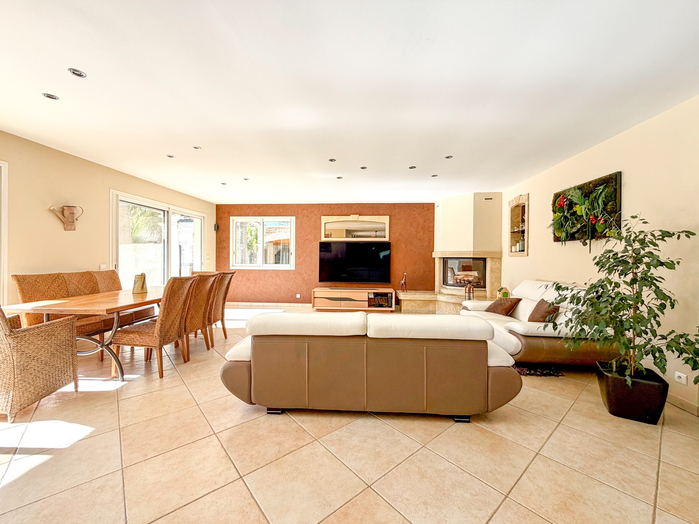  Just 10 minutes from the beaches, a spacious family villa in a lush park... - 物件實景