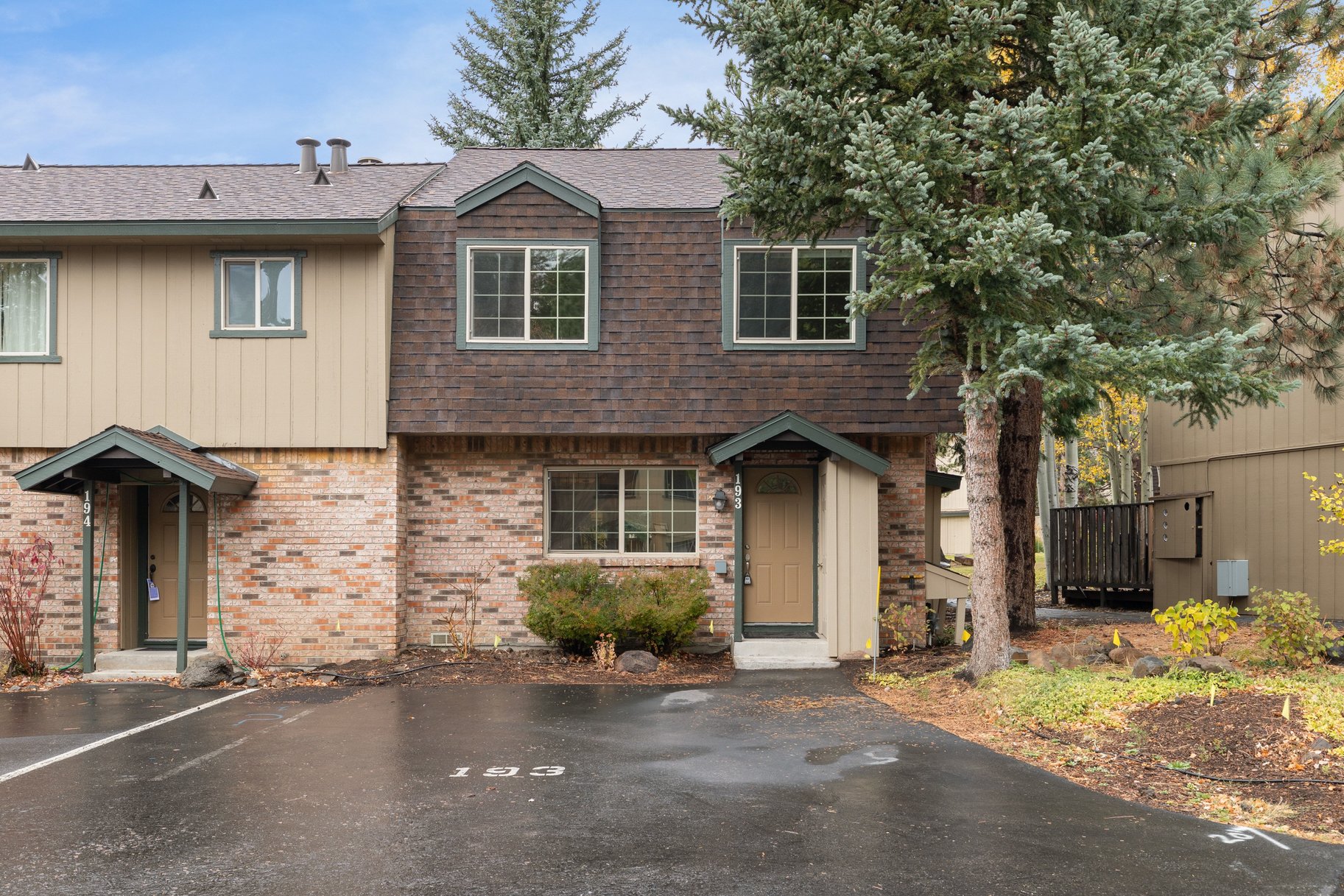  Updated and Well Located Lake Forest Glen Condo - 物件實景