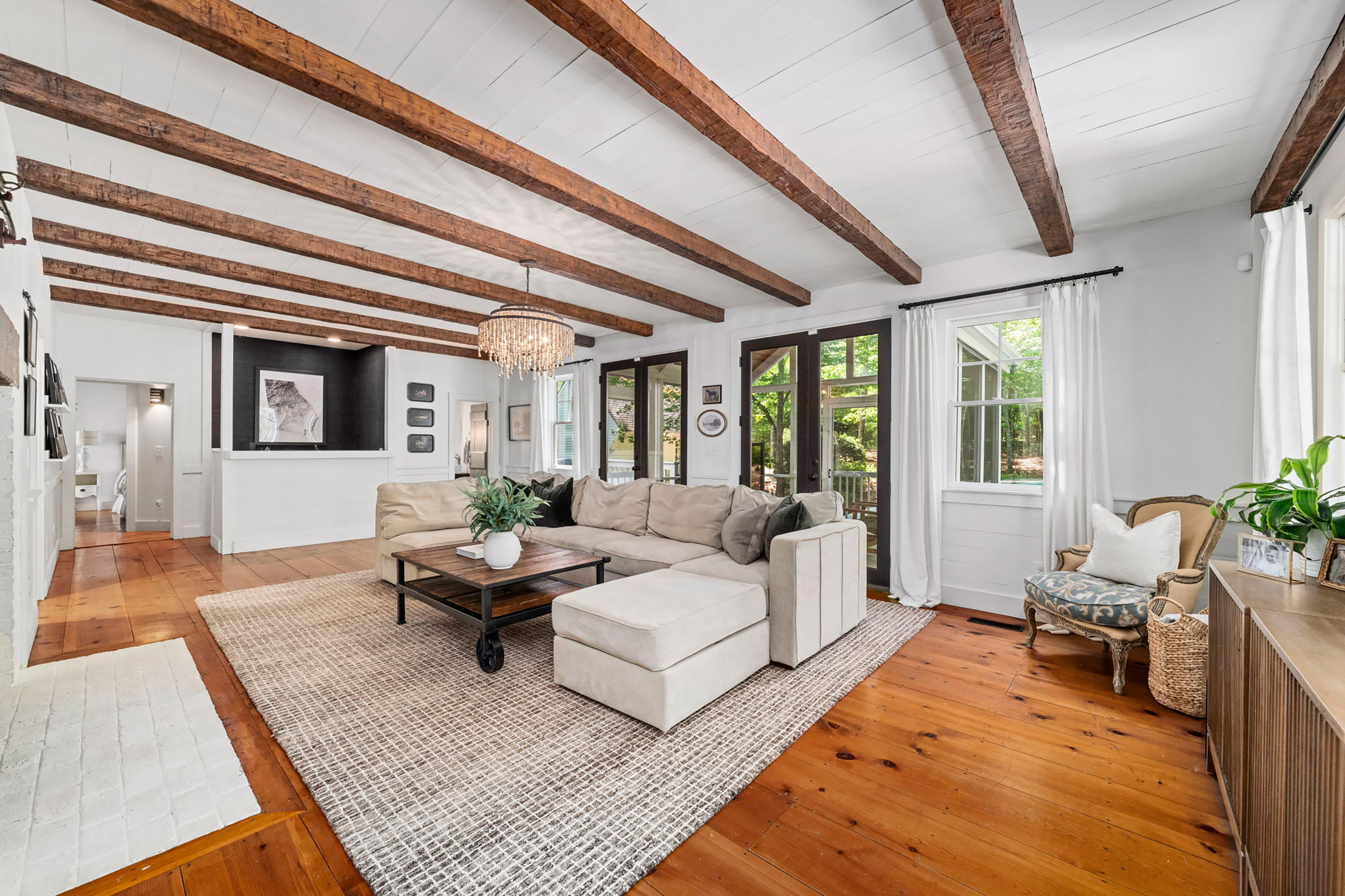  Live Timeless in Coveted Farmhouse on 4+ Private Gated Acres In Roswell - 物件實景