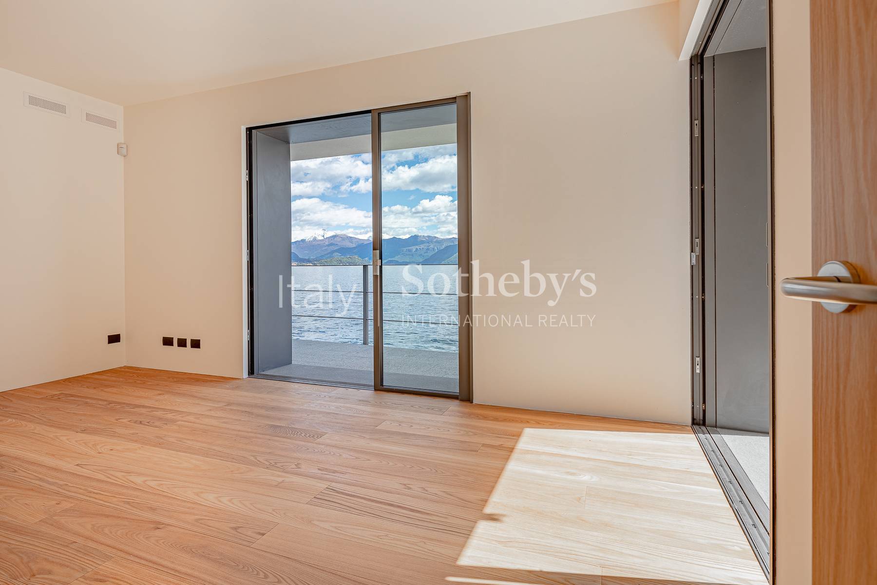 Incredible newly built villa with enchanting lake view - 物件實景