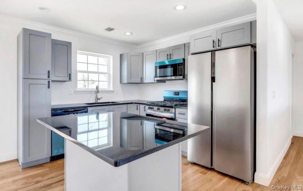 Ronkonkoma, New York, 11779, United States, 3 Bedrooms Bedrooms, ,3 BathroomsBathrooms,Residential,For Sale,1847128